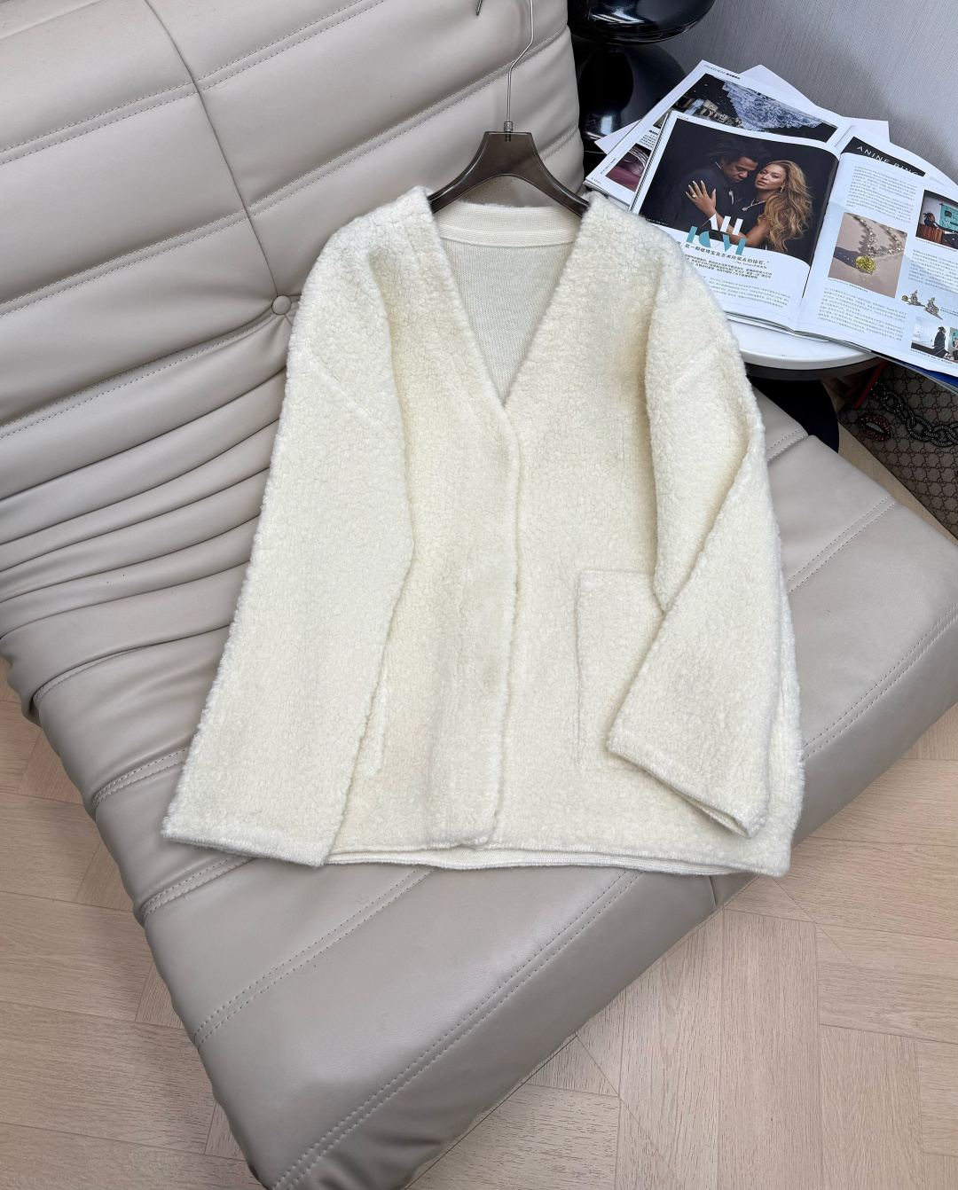 NO:591485,The latest autumn and winter Korean clean wool mid-length cardigan jacket. Large V-neck button design. Pockets on the front. Loose and casual style. Versatile style. Simple and advanced. 3-color hair. Size SML,,jackets & coats,alexander wang19860909秋冬最新款韩系净版羊毛中长款开衫外套 大V领钉扣设计 前设有口袋 版型宽松慵懒休闲 百搭款 简单高级 3色发 码数SML,,jackets & coats,alexander wang,Women's clothing