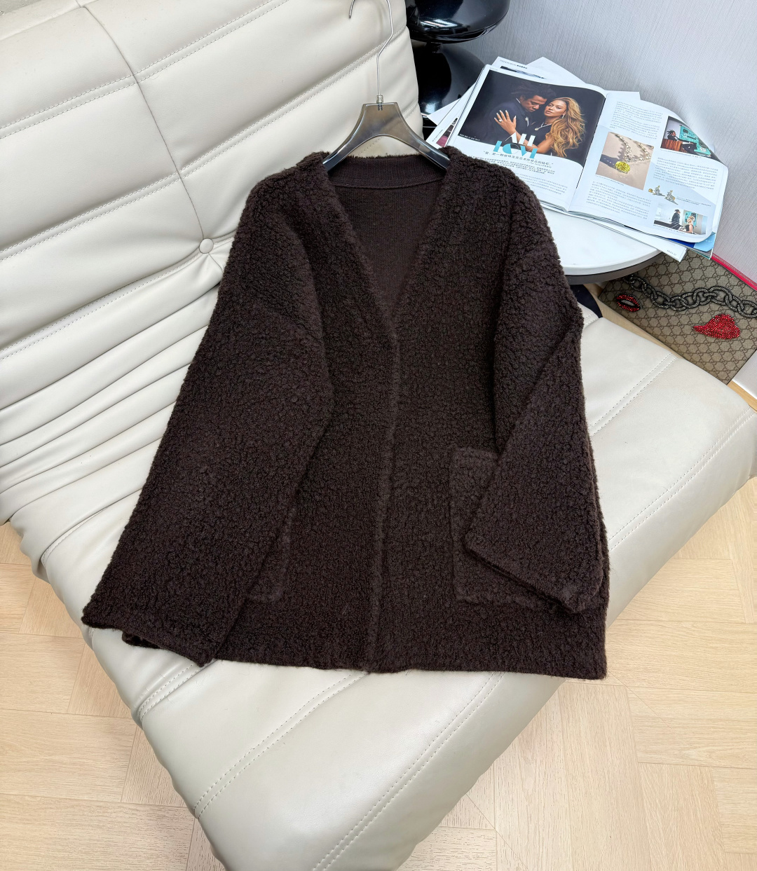 NO:591488,The latest autumn and winter Korean clean wool mid-length cardigan jacket. Large V-neck button design. Pockets on the front. Loose and casual style. Versatile style. Simple and advanced. 3-color hair. Size SML M,,jackets & coats,alexander wang19860909秋冬最新款韩系净版羊毛中长款开衫外套 大V领钉扣设计 前设有口袋 版型宽松慵懒休闲 百搭款 简单高级 3色发 码数SML M,,jackets & coats,alexander wang,Women's clothing