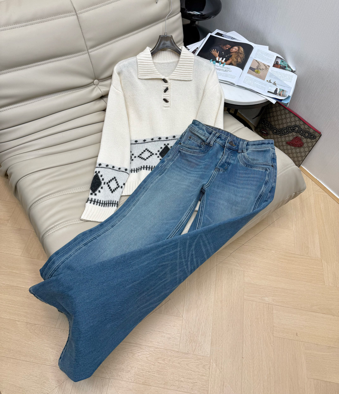 NO:591967,Top, trousers, lapel horn button wool top, a must-have for autumn and winter. It is made of wool. It is simple, high-end, warm and artistic. Versatile. 2 colors. SML,,alexander wang19860909上衣 裤子翻领牛角扣羊毛上衣 秋冬必备 采用的是羊毛 简单高级又保暖文艺感十足 百搭款 2色 SML,,alexander wang,Women's clothing