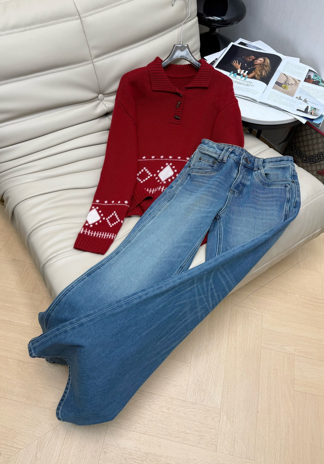 NO:591970,Top, pants, lapel horn button wool top, a must-have for autumn and winter. It is made of wool. It is simple, high-end, warm and artistic. Versatile. 2 colors. SML,,alexander wang19860909上衣 裤子 翻领牛角扣羊毛上衣 秋冬必备 采用的是羊毛 简单高级又保暖文艺感十足 百搭款 2色 SML,,alexander wang,Women's clothing