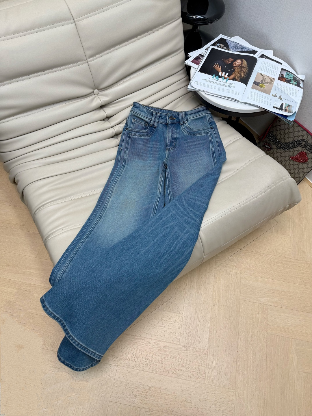 NO:591973,25 new autumn and winter brushed jeans, high waist slim fit and slightly flared version, mom-sheng long legs and slimming trousers, high elastic denim fabric with excellent texture!  A must-have item for Bai Fumei. The slimming pant-shaped upper body is super beautiful!  Original customized hardware accessories, fashionable and high-end tone!  Customized perfect trousers, the upper body is slimming, the quality of workmanship depends on the details. Size SMLXL,,jeans,alexander wang1986090925年新款秋冬磨毛牛仔裤,高腰修身微喇版型,妈生大长腿巨显瘦的裤型,高弹牛仔面料质感绝绝子！白富美必入单品.显瘦神器裤型上身超好看！原版定制五金配件,时髦又高级的调调！定制完美裤型上身巨显瘦,做工品质看细节.码数SMLXL,,jeans,alexander wang,Women's clothing