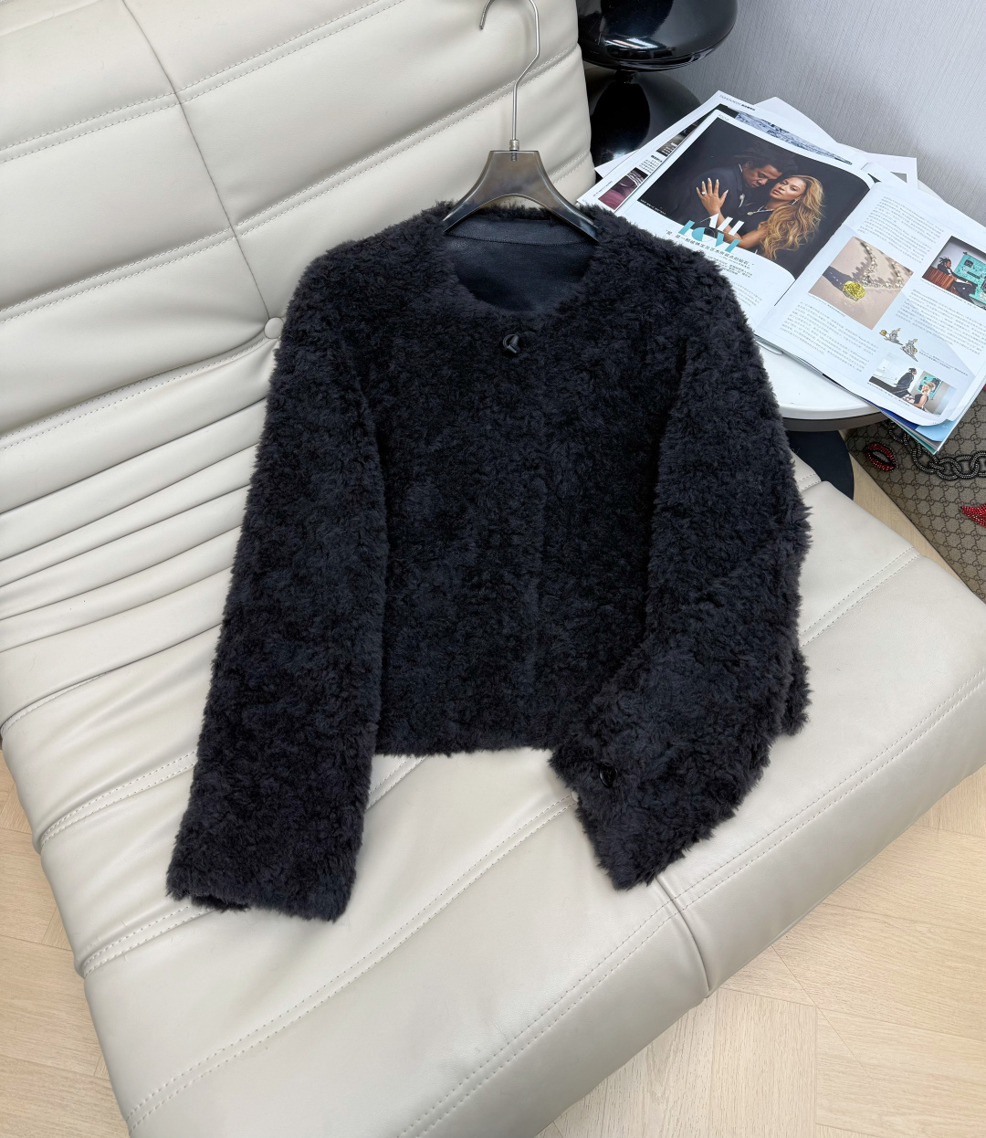 Cozy Lambswool Cropped Jacket with Buckle Detail – Relaxed Fit