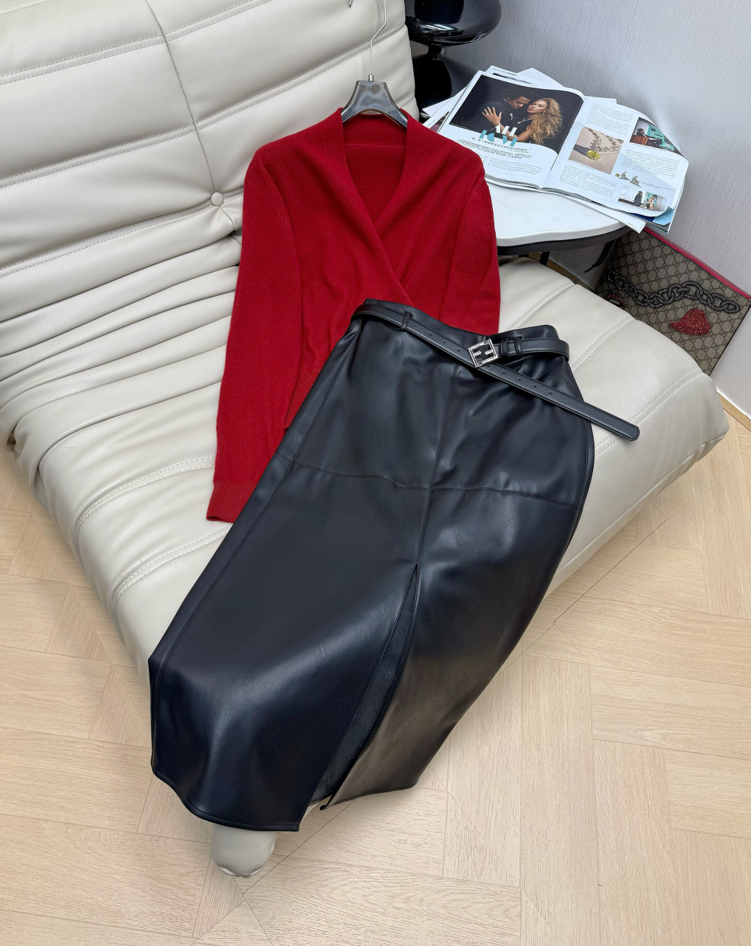 NO:605302,Tops and skirts New V-neck crossover stand-up collar wool tops Autumn and winter high-end inner wear Slim-fitting waist Niche retro design high-waist slim mid-length hip-covering skirt with belt One set of tops gives a simple and elegant sense of sight 3 colors SML, skirts, alexander wang19860909上衣半裙新款V领交叉立领羊毛上衣 秋冬高级感内搭 修身收腰 小众复古设计高腰显瘦中长款包臀半身裙 配皮带 一套上身给人一种简约优雅的即视感 3色 SML,,skirts,alexander wang,Women's clothing