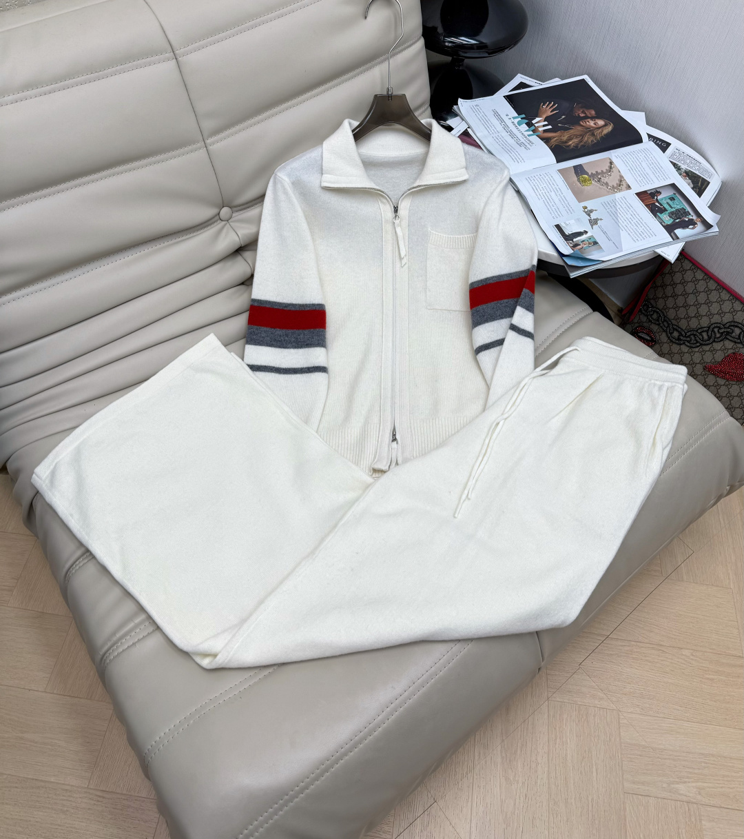 NO:605304,The latest autumn and winter lapel zipper contrasting striped cardigan high-waisted trousers two-piece suit shot in person!  Wool cardigan is simple and high-end, minimalist style, refined and elegant, the sweater is soft and comfortable!  Paired with high-waisted trousers, the upper body looks good and fashionable, and the rate of return is high. Highly recommend 2 colors SML, sweaters, alexander wang19860909最新款秋冬 翻领拉链撞色条纹开衫高腰长裤两件套套装实物拍摄！羊毛开衫 简单又高级,极简风,精致优雅,毛衣柔软舒适！搭配高腰长裤一套上身好看时尚,回头率高 极烈推荐2色SML,,sweaters,alexander wang,Women's clothing