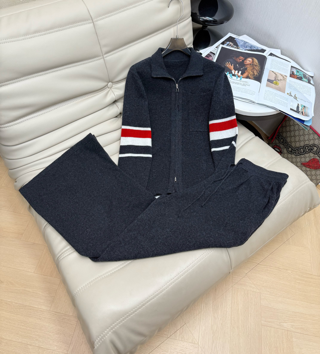 NO:605306,The latest autumn and winter lapel zipper contrasting striped cardigan high-waisted trousers two-piece suit shot in person!  Wool cardigan is simple and high-end, minimalist style, refined and elegant, the sweater is soft and comfortable!  Paired with high-waisted trousers, the upper body looks good and fashionable, and the rate of return is high. Highly recommend the 2 colors SML M,,sweaters,alexander wang19860909最新款秋冬 翻领拉链撞色条纹开衫高腰长裤两件套套装实物拍摄！羊毛开衫 简单又高级,极简风,精致优雅,毛衣柔软舒适！搭配高腰长裤一套上身好看时尚,回头率高 极烈推荐2色SML M,,sweaters,alexander wang,Women's clothing