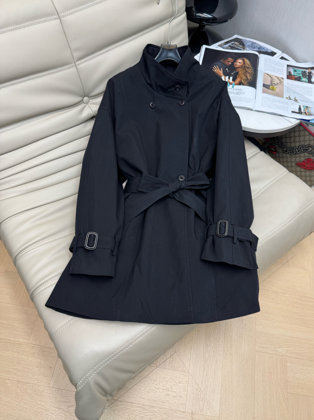 NO:605634,Winter mid-length down windbreaker with dust bag. Pocket strap design. Functionality combined with workwear style. Double-breasted buttons are great for switching at will. Filled with 90% white duck down inside. Warm texture. Great neck button design. Stand-up collar and lapels can be adjusted at will. Both practical and fashionable for warmth. A must-have for winter. Two-color SML, down jacket, alexander wang19860909配防尘袋冬季中长款羽绒风衣 口袋绑带设计 功能性与工装风格结合 双排钮扣随意切换都绝佳 内里填充90白鸭绒 保暖质感超赞颈部钮扣设计 随意调节立领翻领 保暖实用与时尚兼具 冬日必入款 两色SML,,down jacket,alexander wang,Women's clothing