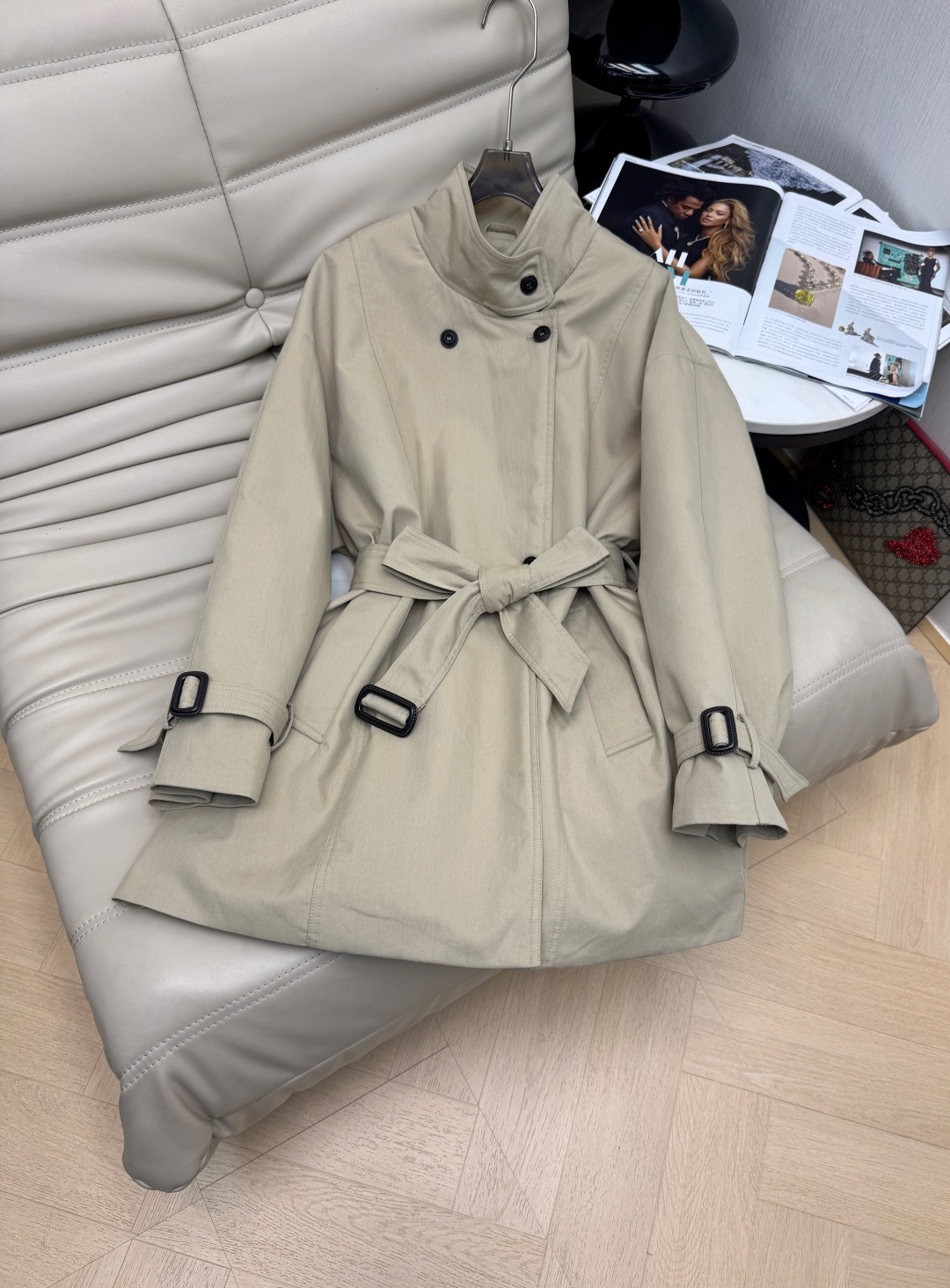 NO:605637,Winter mid-length down windbreaker with dust bag. Pocket strap design. Functionality combined with workwear style. Double-breasted buttons are great for switching at will. Filled with 90% white duck down inside. Warm texture. Great neck button design. Stand-up collar and lapels can be adjusted at will. Both practical and fashionable for warmth. A must-have for winter. Two-color SML, down jacket, alexander wang19860909配防尘袋冬季中长款羽绒风衣 口袋绑带设计 功能性与工装风格结合 双排钮扣随意切换都绝佳 内里填充90白鸭绒 保暖质感超赞颈部钮扣设计 随意调节立领翻领 保暖实用与时尚兼具 冬日必入款 两色SML,,down jacket,alexander wang,Women's clothing