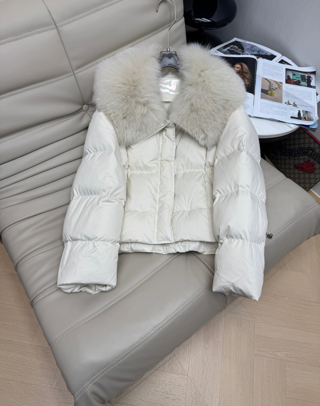 NO:605640,Equipped with dust bag, exclusive first release, original order quality - 2025 winter latest fur collar short bread down jacket, clean and neat tailoring, the upper body is versatile, fashionable and handsome, 90% imported white duck down filling, keeping warm and refusing to be bloated, oversized fox fur collar decoration, disassembly, luxurious feeling UPUP!  !  The upper body is so beautiful that it has no friends. Original hardware accessories. Simple and advanced. Recommended. 2 colors ready for sale. sml, down jacket, alexander wang19860909配防尘袋独家首发 原单品质 ——2025冬季最新款毛领短款面包羽绒服 干净利落剪裁版型 上身百搭时髦又帅气 90进口白鸭绒填充 保暖拒绝臃肿 超大狐狸毛领装饰 拆卸 奢华感UPUP！！上身美到没朋友 原版五金配件 简单高级 推荐 2色现货发售sml,,down jacket,alexander wang,Women's clothing