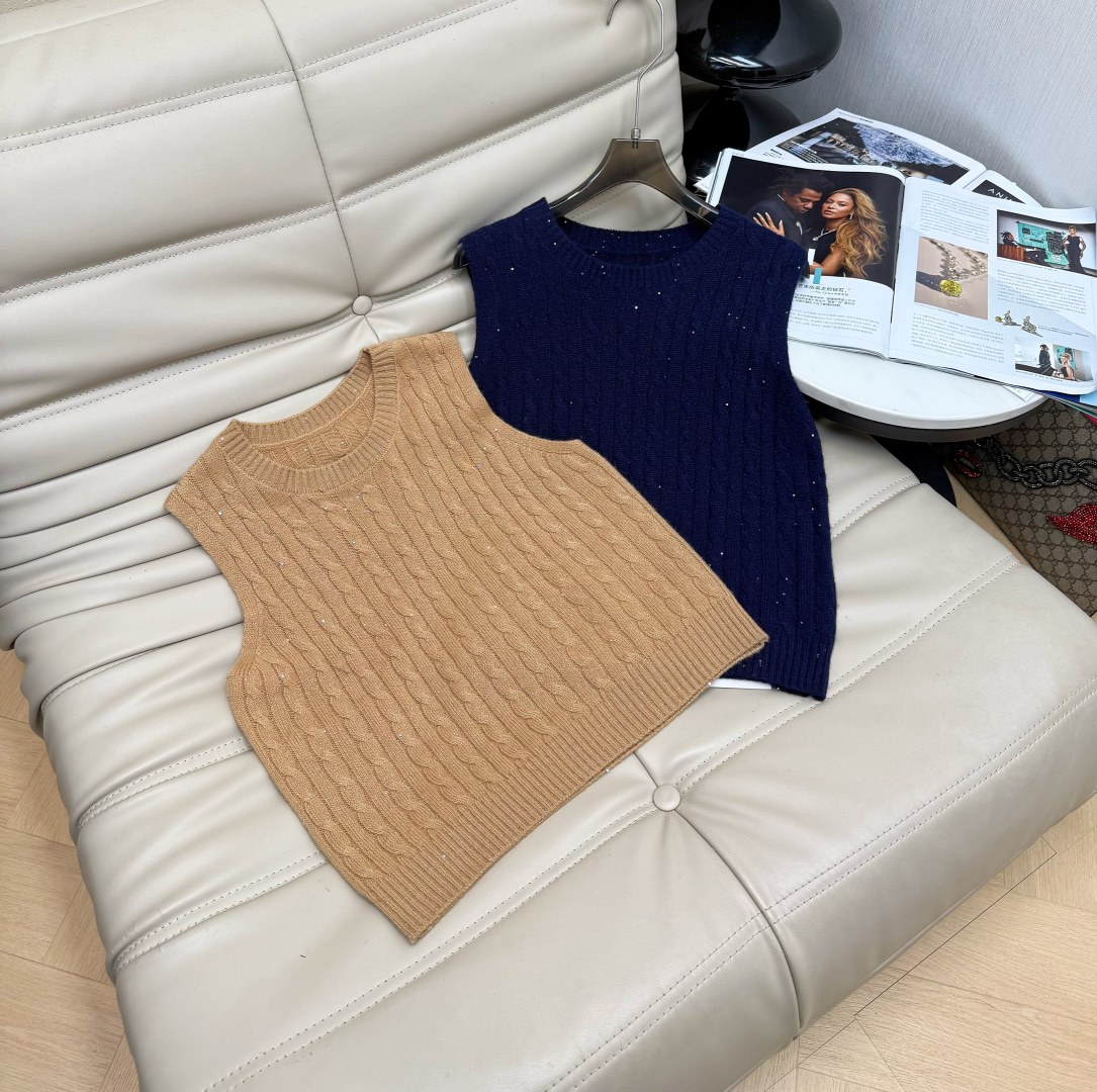 NO:605646,The new custom-made wool vest fabric is super comfortable, and the wool is not bunchy at all!  Made of wool fabric, soft and comfortable to the touch!  Temperament buttons, bright silk embellishments, three-dimensional and versatile. H version hides the flesh and makes you look slimmer. SML,,alexander wang19860909新款羊毛背心定制面料超级舒服,羊毛一点也不扎！选用羊毛面料 手感柔软舒服！气质纽扣亮丝点缀 立体百搭 H版型藏肉显瘦百搭SML,,alexander wang,Women's clothing