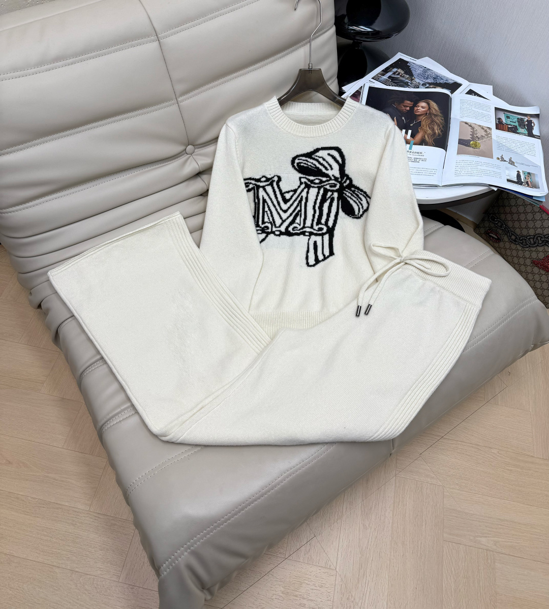 NO:606128,——New model for 25 years, round neck M butterfly pattern wool knitted top and high waist trousers suit, wool fabric is soft and warm, exquisite and fashionable, three-dimensional tailoring, one set of upper body is very figure-flattering. Recommend two-color SML. Suit M,, alexander wang19860909——25年新款 圆领M蝴蝶图案羊毛针织上衣高腰长裤套装,羊毛面料柔软保暖,精致时尚,版型立体剪裁,一套上身非常显身材.推荐二色SML.套装M,,alexander wang,Women's clothing