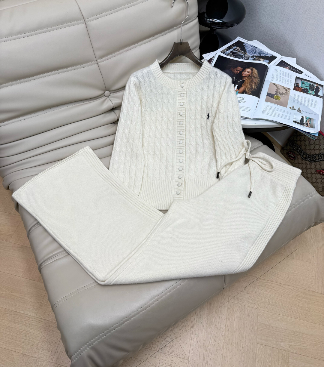 NO:606125,Popular suit 2025 autumn and winter new model, standard round neck button twist round neck top, high waist trousers, worsted wool fabric, soft and skin-friendly, soft and waxy to the touch, tight and smooth texture, consistent texture. Slightly slim fit, just the right fit, simple and elegant, naturally highlighting the swan neck, elegant and generous, and exquisite details. Ready for the first time, recommended 3 colors SML, alexander wang19860909爆款套装 2025年秋冬新款 标圆领纽扣麻花圆领上衣高腰长裤 精纺羊毛面料 柔软亲肤,手感软糯,织面严密平整,纹路一致.微修身版型显瘦 恰到好处的合体效果,简约有气质,自然凸显天鹅颈,优雅大方,细节处彰显精致.现货首发 推荐3色SML,,alexander wang,Women's clothing