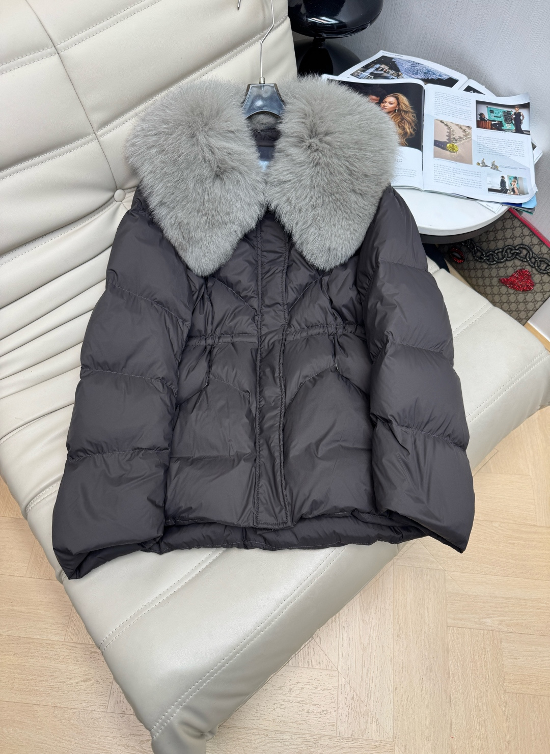 NO:606117,Equipped with a dust bag, the latest winter 90 white duck down warm large lapel fox fur down jacket, the mid-length version is also very friendly to small people. The color is low-key and stylish, making the dull winter more elegant. The metal buckle and drawstring design on the details are also very exquisite, making this down jacket both practical and fashionable. I like this design that is not bulky and warm, making winter wear simple and good-looking. Available now in 2 colors  Size SML,,down jacket,alexander wang19860909配防尘袋最新款冬季90白鸭绒保暖大翻领狐狸毛羽绒服中长款版型对小个子也很友好 色彩低调又不失格调,让沉闷的冬天多了一份雅致.细节上的金属扣和抽绳设计也很精致,让这件羽绒服兼具了实用与时尚.喜欢这种不臃肿又能保暖的设计,让冬天的穿搭变得简单又好看 现货发售 2色 码数SML,,down jacket,alexander wang,Women's clothing