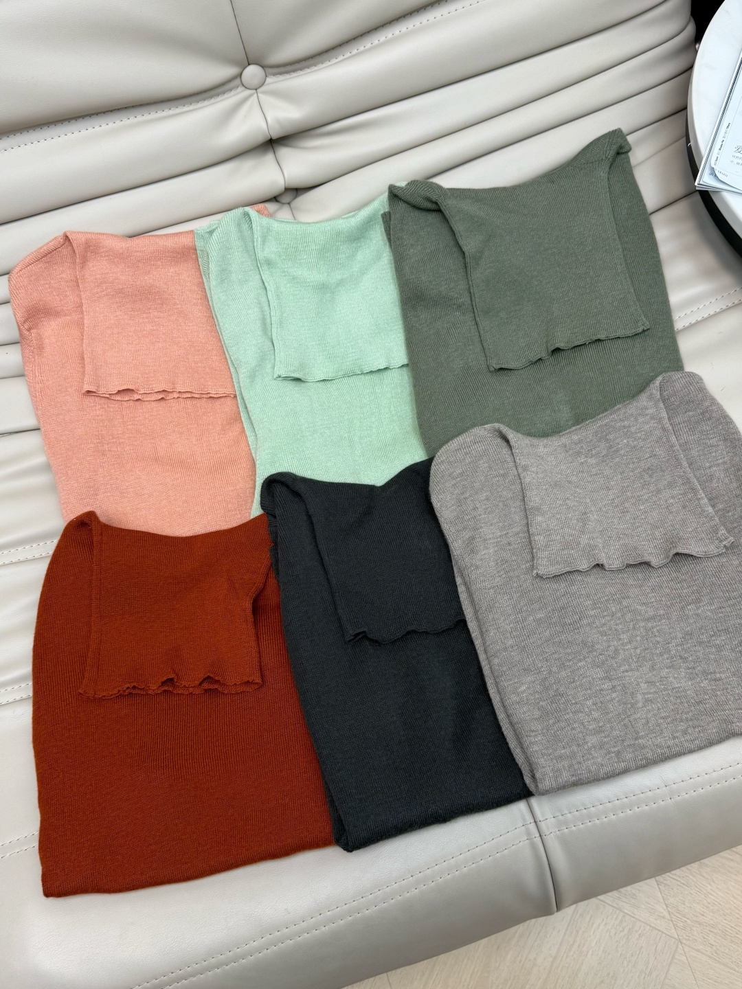 NO:606119,New turtleneck knitted bottoming shirt. Customized wool fabric. Light and casual. The grooved texture is more textured. Full of elasticity. Slim fit. Excellent line sense. Very tolerant to the body shape. Simple silhouette and chic matching. Simple version with exquisite workmanship. Suitable for work and commuting. The inner wear is also beyond the choice. Multiple colors available to meet different needs.,,alexander wang19860909新款高领针织打底衫 定制羊毛面料 轻薄随性 坑条纹理更有质感 弹力十足 修身显瘦 线条感极佳 对身材的包容性很好 简洁廓形与别致搭配相映成趣 以精致的做工简洁的版型 职场通勤都拿捏 内搭也超出挑 多种颜色可选 满足不同需求搭配 .,,alexander wang,Women's clothing