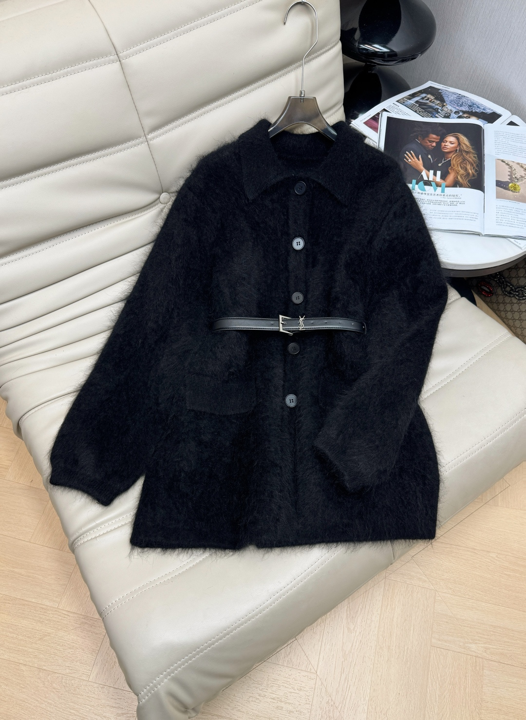 NO:606122,The latest mid-length cardigan with lapel buttons for autumn and winter. Rabbit fur brushed texture. Furry and super comfortable. Belt design. High-end look. Whoever wears it looks better. Wear alone and layered. A must-have for winter. Available in 2 colors. Size SML,,alexander wang19860909秋冬最新款翻领纽扣中长款开衫 兔毛拉绒质感 毛茸茸的超级舒服 配腰带设计 高级感穿搭 谁穿谁好看 单穿叠穿 冬季必备款 2色发售 码数SML,,alexander wang,Women's clothing