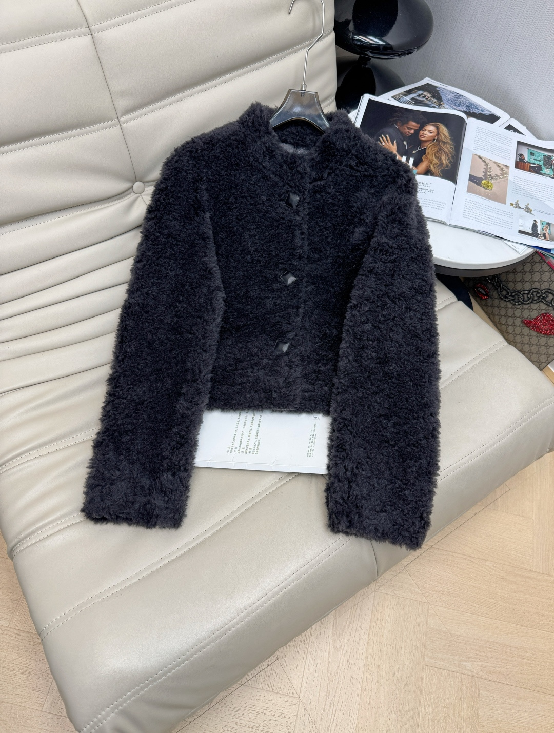 NO:606931,The latest lamb fur one-piece stand-up collar short jacket with square buttons. The design is simple and warm. The version makes you slimmer and taller. The upper body is advanced and has a relaxed feel. A must-have for winter. No matter the skin color. Ready for sale. 2 colors SML.,,jackets & coats,alexander wang19860909最新款羊羔毛皮毛一体立领短款拼正方形扣外套 设计简单又保暖 版型显瘦显高 上身高级带松弛感 冬季必备款 不挑肤色 现货发售 2色SML.,,jackets & coats,alexander wang,Women's clothing