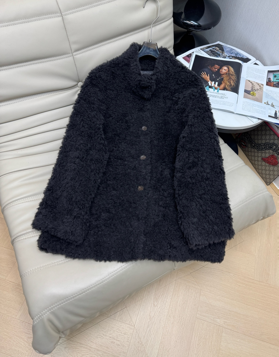 NO:606951,The latest lamb fur one-piece stand-up collar mid-length button-up jacket. The loose fit is not flattering on the figure. The upper body is high-grade and has a loose feel. It can be paired with a set of boots in winter. It will look good on whoever wears it. Full of style. Ready for sale. 2 colors SML.M,,boots,jackets & coats,alexander wang19860909最新款羊羔毛皮毛一体立领中长款纽扣外套 宽松版型不挑身材 上身高级带松弛感 冬季可配个靴子一套绝绝子穿搭 谁穿谁好看 洋气十足 现货发售 2色SML.M,,boots,jackets & coats,alexander wang,Women's clothing