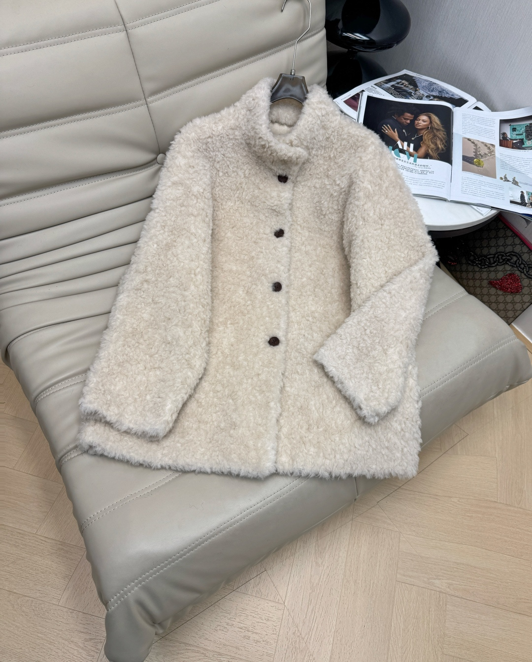 NO:606936,The latest lamb fur one-piece stand-up collar mid-length button-up jacket. The loose fit is not flattering on the figure. The upper body is high-grade and has a loose feel. It can be paired with a set of boots in winter. It will look good on whoever wears it. Full of style. Ready for sale. 2 colors SML.M,,boots,jackets & coats,alexander wang19860909最新款羊羔毛皮毛一体立领中长款纽扣外套 宽松版型不挑身材 上身高级带松弛感 冬季可配个靴子一套绝绝子穿搭 谁穿谁好看 洋气十足 现货发售 2色SML.M,,boots,jackets & coats,alexander wang,Women's clothing