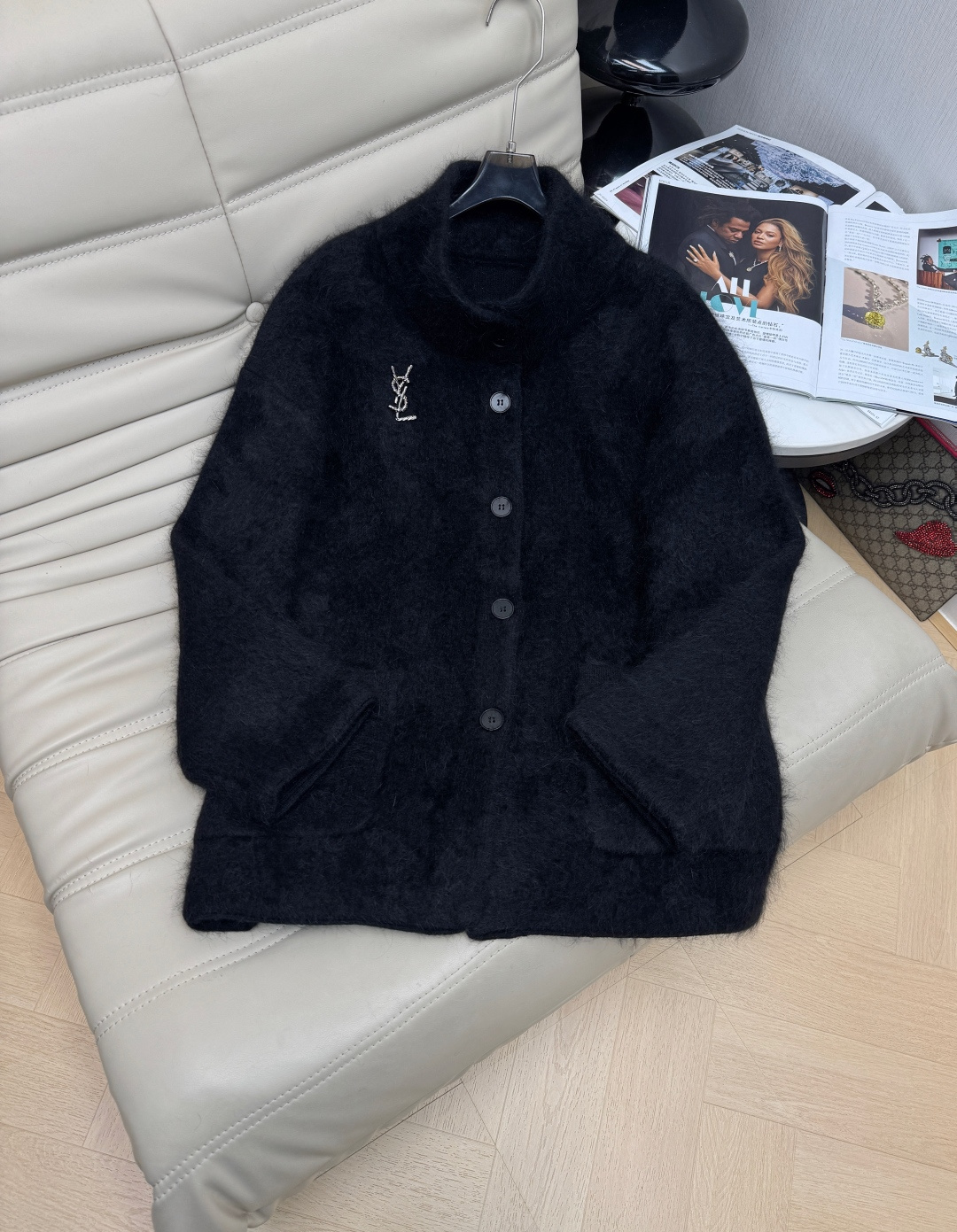 NO:606941,The latest mid-length cardigan with stand-up collar and buttons for autumn and winter. Rabbit fur brushed fabric. Pocket design. The furry texture is super comfortable. Soft against the skin. High-end look. Whoever wears it looks better. A must-have for winter. Available in single color. Size: SML M,,alexander wang19860909秋冬最新款立领纽扣中长款开衫 兔毛拉绒面料 口袋设计 毛茸茸的质感超级舒服 亲肤柔软 高级感穿搭 谁穿谁好看 冬季必备款 单色发售 码数SML M,,alexander wang,Women's clothing