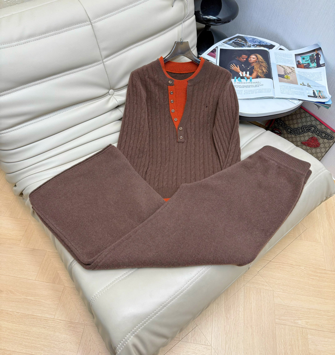 NO:606960,The latest autumn and winter round-neck contrasting fake two-piece tops and high-waisted trousers two-piece suits are shot in real life!  Wool cardigan is simple and high-end, minimalist style, refined and elegant, the sweater is soft and comfortable!  Paired with high-waisted trousers, the upper body looks good and fashionable, and the rate of return is high. Highly recommend the 2 colors SML M,,sweaters,alexander wang19860909最新款秋冬 圆领撞色假两件标上衣高腰长裤两件套套装实物拍摄！羊毛开衫 简单又高级,极简风,精致优雅,毛衣柔软舒适！搭配高腰长裤一套上身好看时尚,回头率高 极烈推荐2色SML M,,sweaters,alexander wang,Women's clothing