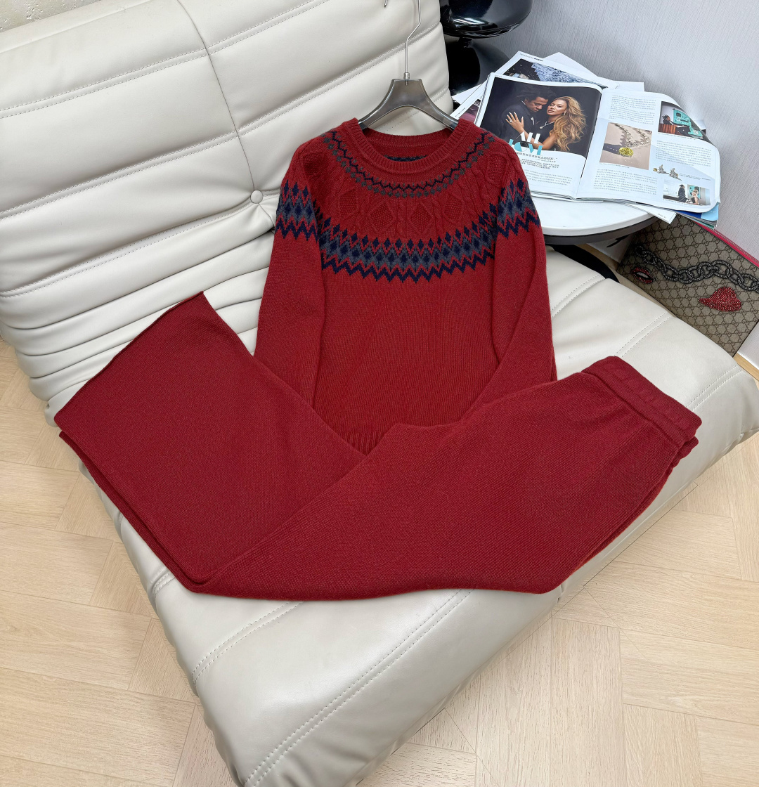 NO:607870,Autumn and winter new styles are coming. Pure wool rhombus round neck top and high waisted wool pants suit. Simple and advanced, made of 100% fine imitation wool fabric. Skin-friendly and delicate. Loose fit. Versatile style. Single color sale. Size SML,,alexander wang19860909秋冬新款来袭 纯羊毛菱形圆领上衣高腰羊毛裤套装 简单高级采用百分百精仿羊毛面料 亲肤细腻 宽松版型 百搭款 单色发售 码数SML,,alexander wang,Women's clothing