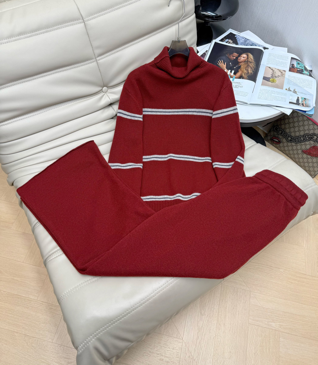 NO:607875,The latest autumn and winter series!  High-necked wool striped knitted pullover sweater and high-waisted trousers set. The color is super white. Customized YB wool yarn weaving. The texture is high-end. Comfortable and soft. Mid-high lapel long-sleeved sweater cut. Dense knitting to keep out the cold and wind. The threaded edges on the collar and cuffs echo the hem. The off-shoulder style is a regular fit. Simple and versatile for daily use in autumn and winter. SML,,sweaters,alexander wang19860909秋冬最新系列！高领羊毛条纹针织套头毛衣高腰长裤套装 颜色超级显白 定制YB羊毛纱线织造 质感高级 舒适柔软 中高翻领长袖毛衣剪裁 密实针织御寒防风 领口袖口螺纹包边与衣摆相呼应 落肩款常规版型 秋冬日常简约百搭 SML,,sweaters,alexander wang,Women's clothing