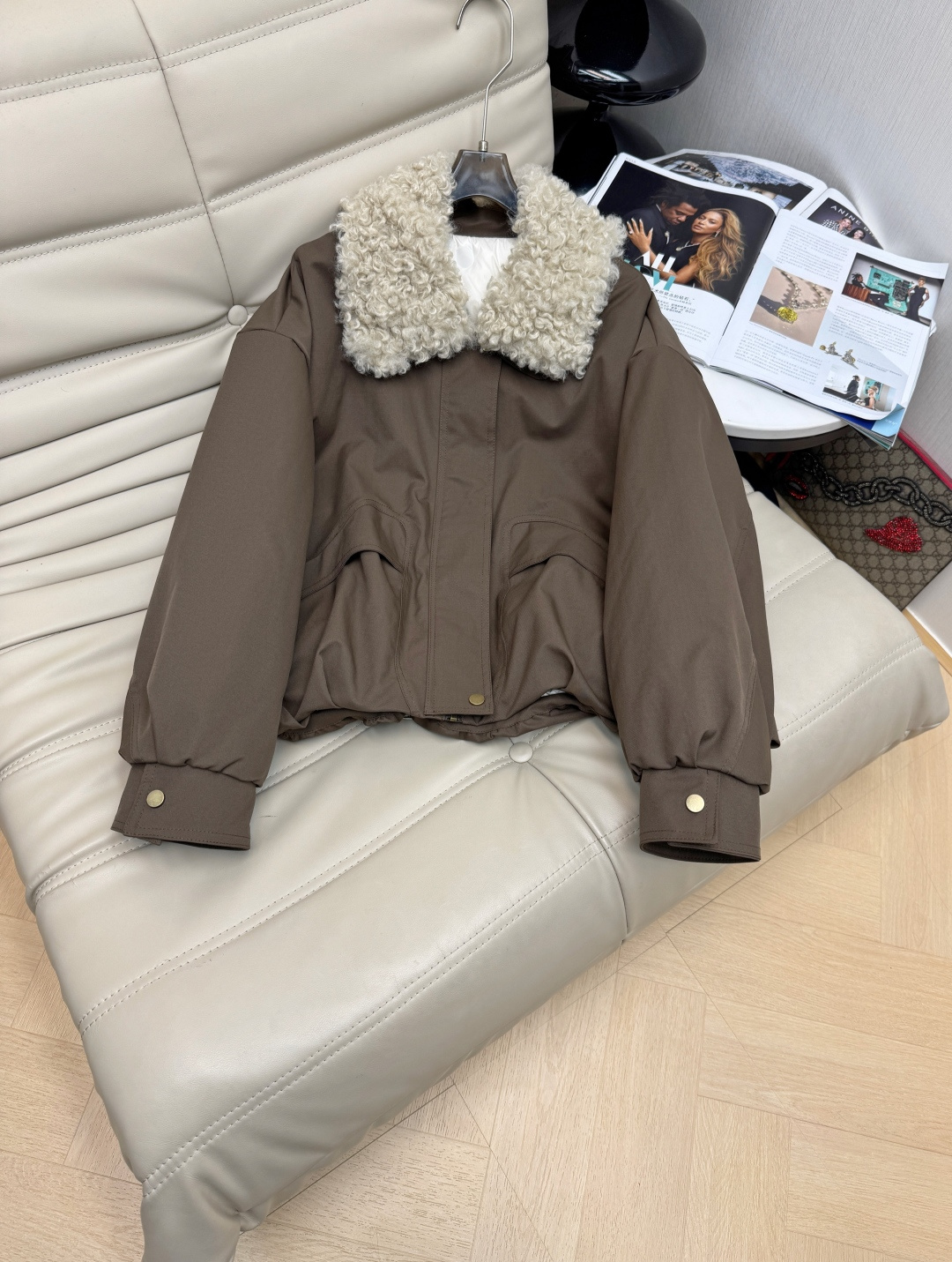 NO:607880,Comes with dust bag, new winter workwear, large lapel lamb fur collar short down jacket, sheep curl collar detachable, made of 90 white duck down, very warm and practical to wear, showing body proportions, western style and versatile upper body, a must-have for winter, one piece for everyone [color][color] Ready stock, 2 colors, code number SML,,down jacket,alexander wang19860909配防尘袋冬季新款工装大翻领羊羔毛领短款羽绒服 羊卷毛领子拆卸 采用90白鸭绒十分保暖又实穿 显身材比例 上身洋气百搭 过冬必备款 人手一件[色][色] 现货首发 2色 码数SML,,down jacket,alexander wang,Women's clothing