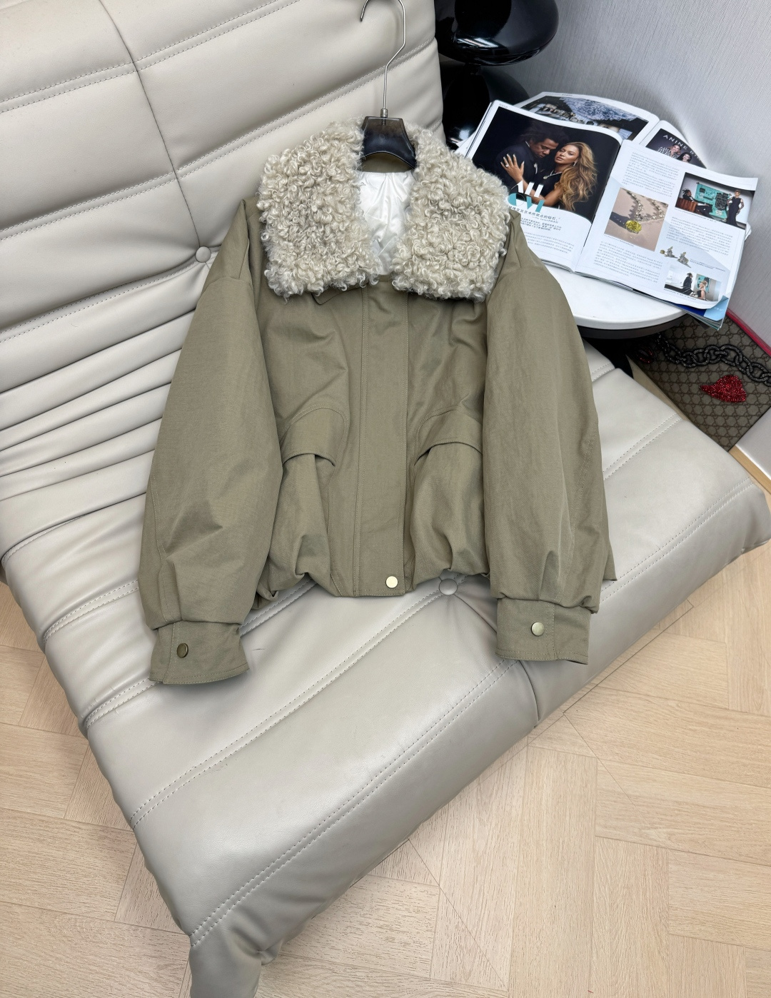 NO:607885,Comes with dust bag, new winter workwear, large lapel lamb fur collar short down jacket, sheep fur collar detachable, made of 90 white duck down, very warm and practical to wear, showing body proportions, western style and versatile, a must-have for winter, one piece for everyone [color][color], available in stock, 2 colors, code number SML M,,down jacket,alexander wang19860909配防尘袋冬季新款工装大翻领羊羔毛领短款羽绒服 羊卷毛领子拆卸 采用90白鸭绒十分保暖又实穿 显身材比例 上身洋气百搭 过冬必备款 人手一件[色][色] 现货首发 2色 码数SML M,,down jacket,alexander wang,Women's clothing