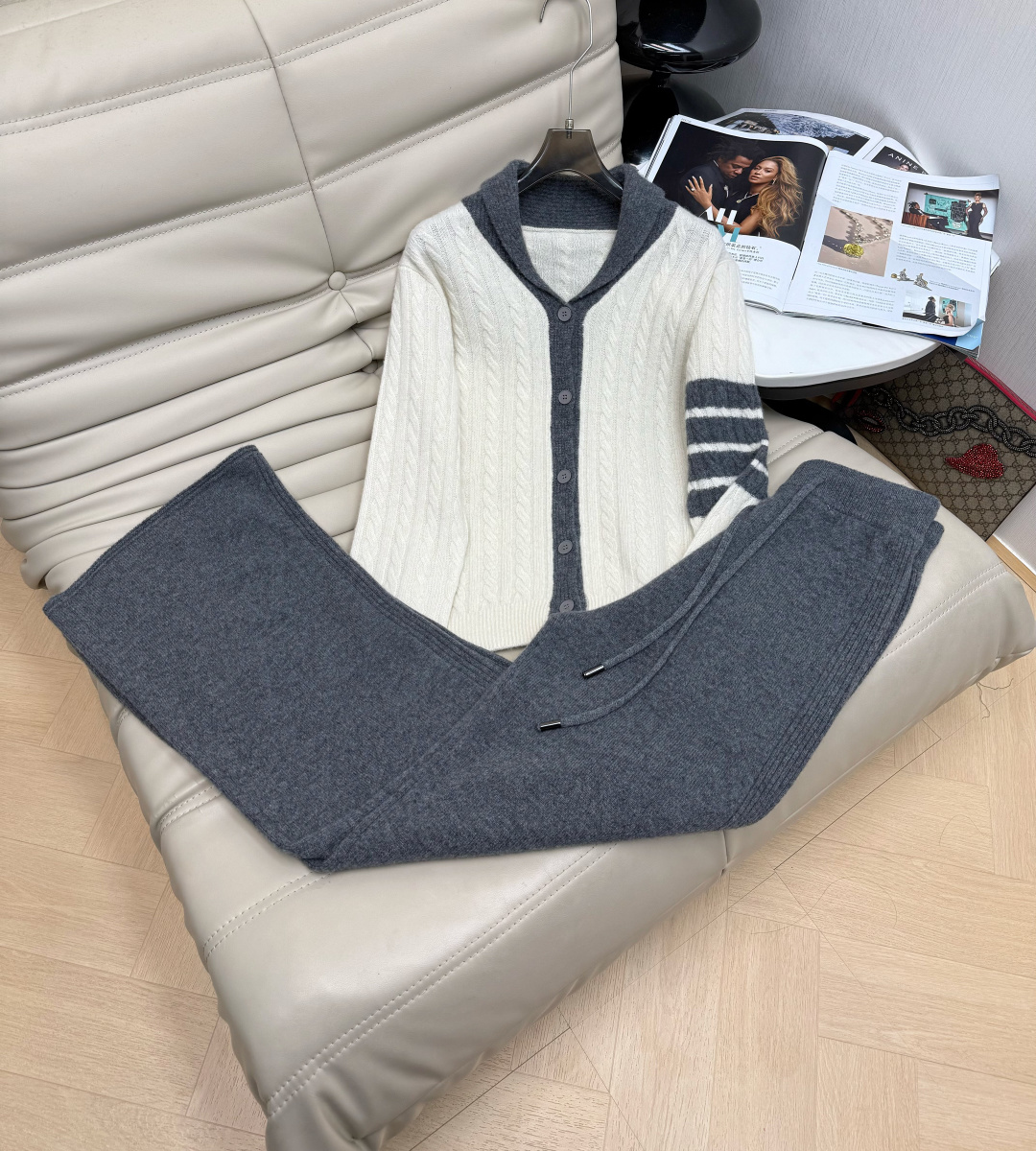 NO:607900,Z’s most popular single style recommendation is 25Ss - the new contrasting color lapel wool suit top + high-waisted trousers, two-piece set. Casual, lazy, fashionable and simple, the contrasting color lines and outline are very sporty~~A must-have for lazy people. A set can be put together to instantly get a sweet, cool and rebellious girly feel. Wool fabric. Size SML,, alexander wang19860909z爆单款推荐25Ss——新款撞色翻领羊毛套装上衣+高腰长裤 两件套 休闲慵懒又时髦简约的撞色线条轮廓很有运动Feel～～懒人必备 一套搭起来秒get甜酷叛逆的少女感 羊毛面料.码数SML,,alexander wang,Women's clothing