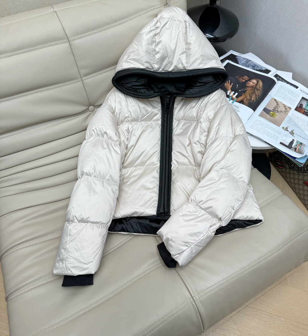 NO:608799,Comes with dust bag 2025 hooded short style, high-end contrasting 90 white duck down jacket, lightweight and comfortable, super tolerant, warm without looking bulky SML M,,down jacket,hats,alexander wang19860909配防尘袋2025连帽短款 高级撞色90白鸭绒羽绒服 轻便舒适度高 包容性超好 保暖又不显臃肿 SML M,,down jacket,hats,alexander wang,Women's clothing
