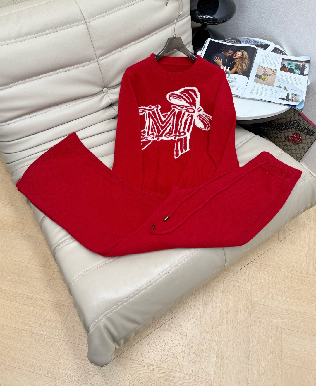 NO:609607,——New model for 25 years, round neck M butterfly pattern wool knitted top and high waist trousers suit, wool fabric is soft and warm, exquisite and fashionable, three-dimensional tailoring, one set of upper body is very figure-flattering. Recommend 3-color SML. suit, alexander wang19860909——25年新款 圆领M蝴蝶图案羊毛针织上衣高腰长裤套装,羊毛面料柔软保暖,精致时尚,版型立体剪裁,一套上身非常显身材.推荐3色SML.套装,,alexander wang,Women's clothing