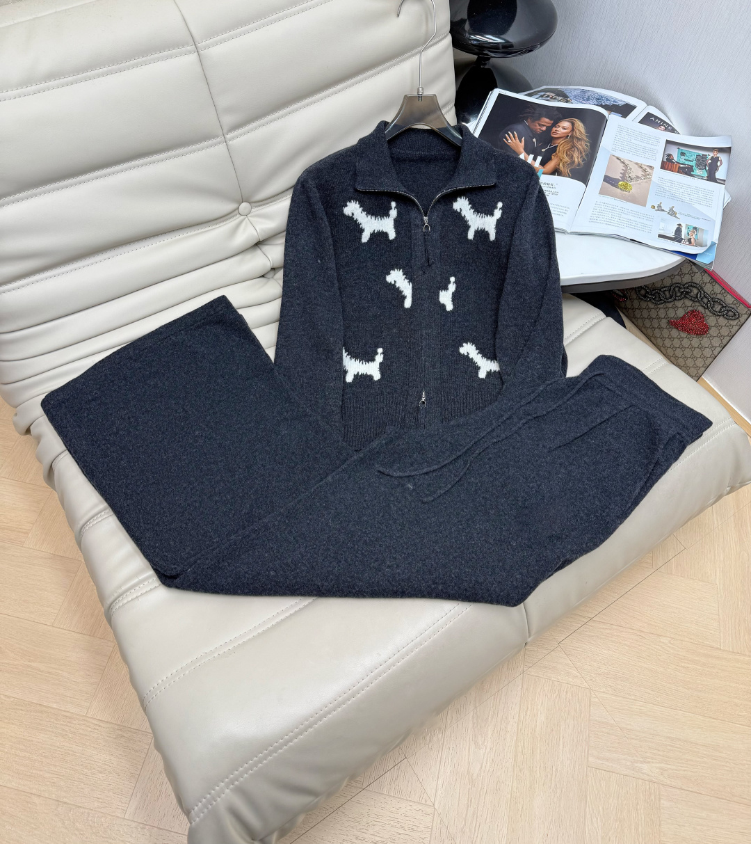 NO:609611,4902025 suit, retro and fashionable, 20% cashmere and 80% sheep wool fabric, super comfortable, skin-friendly fabric, customized double zipper design, fun pattern ~ soft and comfortable to the touch!  Three-dimensional and versatile, waist-cinching version hides fat and makes you look slimmer, versatile suit.SML,,alexander wang198609094902025套装 复古时髦,20羊绒80绵羊毛面料超级舒服,亲肤面料 定制双拉链设计 采用趣味图案～手感柔软舒服！立体百搭 收腰版型藏肉显瘦,百搭套装.SML,,alexander wang,Women's clothing