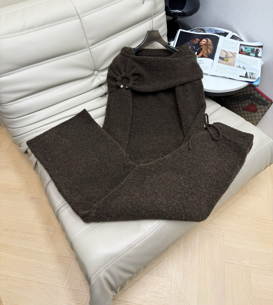 NO:609616,The latest fashionable winter one-shoulder circle wool top and elastic high-waisted trousers two-piece set. Korean street style. The version is slim and shows the figure. Wear it regardless of skin color. It shows whiteness. The set is too western. 2 colors SML,,alexander wang19860909冬季最新款时髦一字肩圈圈羊毛上衣松紧高腰长裤两件套 韩系街头风 版型修身显身材 不挑肤色穿 具显白 一套太洋气啦 2色 SML,,alexander wang,Women's clothing