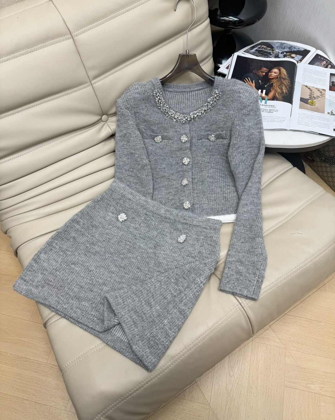 NO:611294,The latest winter two-piece suit with rhinestone buttons, round neck wool knit top and skirt, heavy tile design, French style, gentle and high-end, the first choice for party wear, super slimming top, stackable coat, ready for sale, single color, size SML.M, skirts, alexander wang19860909冬季最新款水钻饰纽扣圆领羊毛针织上衣半身裙两件套装 重工镶砖设计 法式千金风温柔又高级 聚会外穿都是首选 上身超级显瘦可叠穿大衣 现货发售 单色 码数SML.M,,skirts,alexander wang,Women's clothing