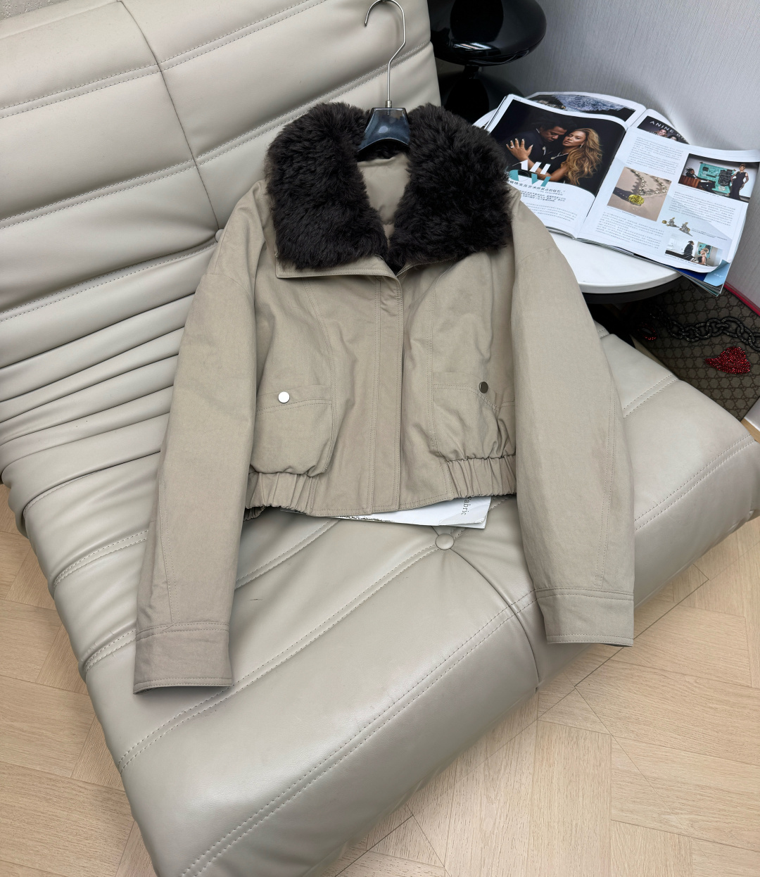 NO:611307,Comes with a dust bag. Winter new workwear style double pocket fox fur short down jacket. Super practical to wear without losing style. Made of 90% white goose down to keep warm and avoid bulkiness. It is 100% practical. The double pocket design adds styling effect. The three-dimensional tailoring is versatile and slim. The upper body has a sweet and cool atmosphere. A must-have item in the wardrobe. SML olive green khaki M,, down jacket, alexander wang19860909配防尘袋冬季新品工装风双口袋狐狸毛短款羽绒服 超级实穿又不失造型感 采用90白鹅绒填充保暖拒绝臃肿 实穿性百分百 双口袋设计增添造型效果 立体剪裁版型百搭又显瘦 上身很有甜酷氛围感 衣橱必备的气质单品SML 橄榄绿 卡其色 M,,down jacket,alexander wang,Women's clothing