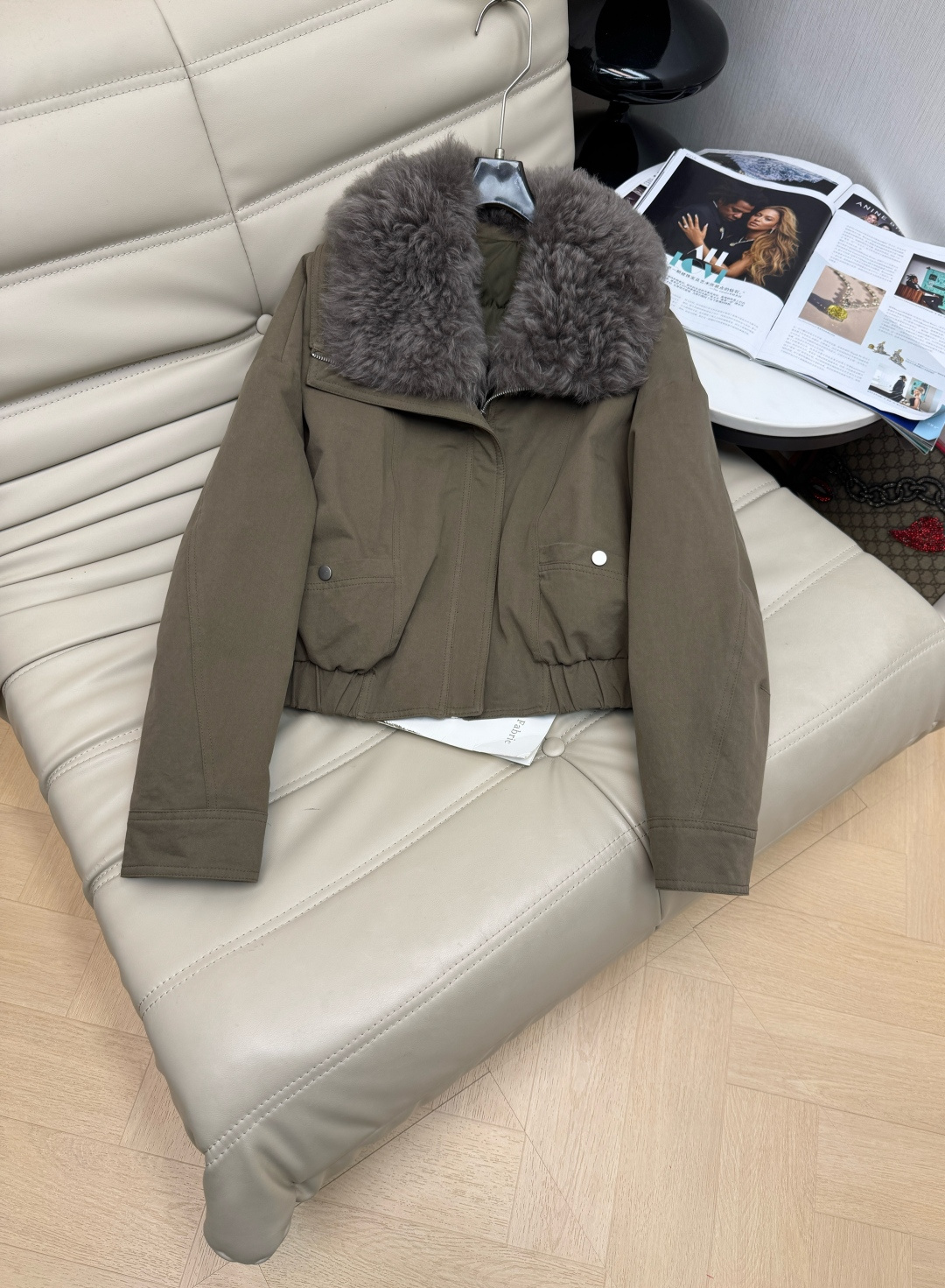 NO:611300,Comes with dust bag, winter new workwear style double pocket fox fur short down jacket. Super practical and stylish. Made of 90% white goose down filling to keep warm and avoid bulking. 100% practical. Double pocket design adds styling effect. The three-dimensional tailoring is versatile and slim. The upper body has a sweet and cool atmosphere. A must-have item in the wardrobe. SML olive green khaki,, down jacket, alexander wang19860909配防尘袋冬季新品工装风双口袋狐狸毛短款羽绒服 超级实穿又不失造型感 采用90白鹅绒填充保暖拒绝臃肿 实穿性百分百 双口袋设计增添造型效果 立体剪裁版型百搭又显瘦 上身很有甜酷氛围感 衣橱必备的气质单品SML 橄榄绿 卡其色,,down jacket,alexander wang,Women's clothing