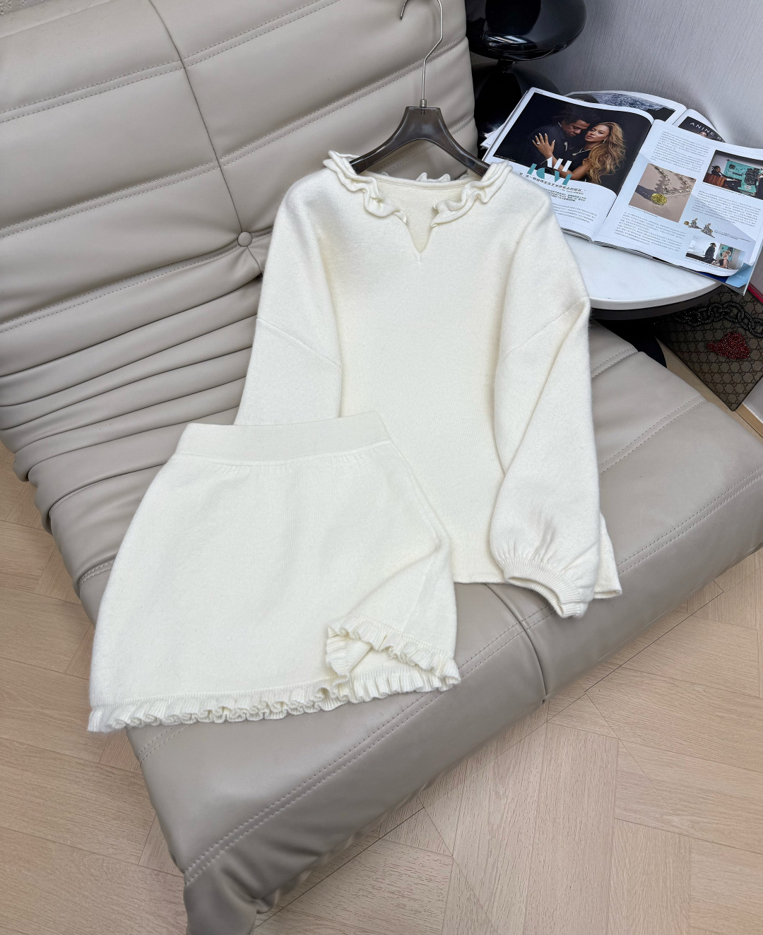 NO:611288,Winter's latest Korean style, V-neck, lantern sleeves, wool top, lace high-waisted skirt, two-piece set. French high-end style. Gentle and temperament, slim and versatile. The loose version is not flattering. A beautiful upper body. A must-have for fairies. SML M,,skirts,alexander wang19860909冬季最新款韩系木耳边V领灯笼袖羊毛上衣花边高腰半身裙两件套 法式高级感穿搭 温柔气质款显瘦百搭 宽松版型不挑身材 一套上身绝美 仙女必备 SML M,,skirts,alexander wang,Women's clothing
