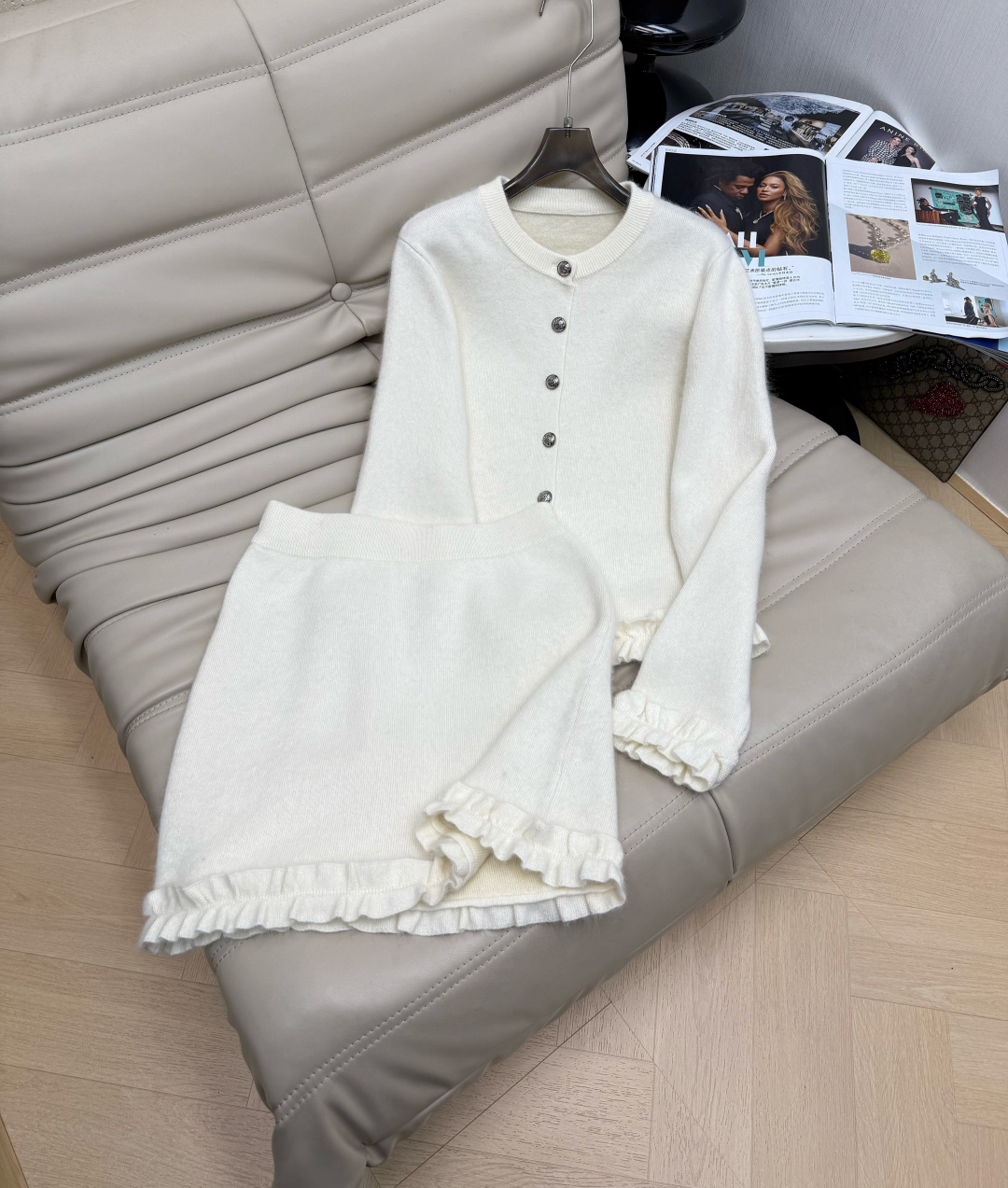 NO:611292,Winter new style single-row silver button fungus round neck wool cardigan lace high waist skirt two-piece set. The upper body is comfortable and skin-friendly, delicate and so comfortable. The version is versatile and fashionable. A must-have for goddesses. Available in 3 colors. Size: SML M, skirts, alexander wang19860909冬季新款单排银扣木耳边圆领羊毛开衫花边高腰半裙两件套 上身质感舒适亲肤细腻太舒服啦 版型好百搭又时尚 女神必备款 3色发售 码数SML M,,skirts,alexander wang,Women's clothing