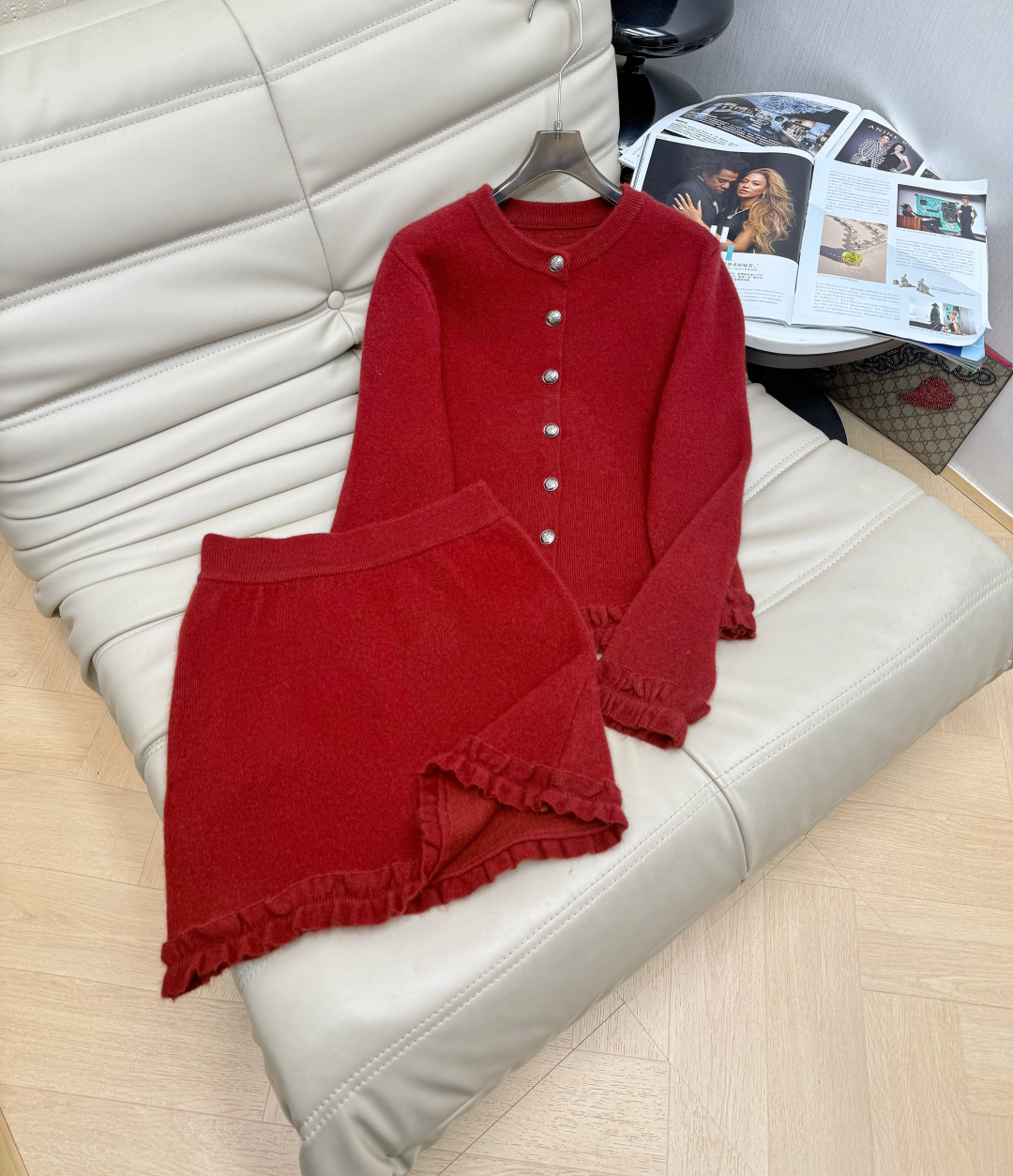 NO:611311,Winter new style single-row silver button fungus round neck wool cardigan lace high waist skirt two-piece set. The upper body is comfortable and skin-friendly, delicate and so comfortable. The version is versatile and fashionable. A must-have for goddesses. Available in 3 colors. Size: SML M, skirts, alexander wang19860909冬季新款单排银扣木耳边圆领羊毛开衫花边高腰半裙两件套 上身质感舒适亲肤细腻太舒服啦 版型好百搭又时尚 女神必备款 3色发售 码数SML M,,skirts,alexander wang,Women's clothing