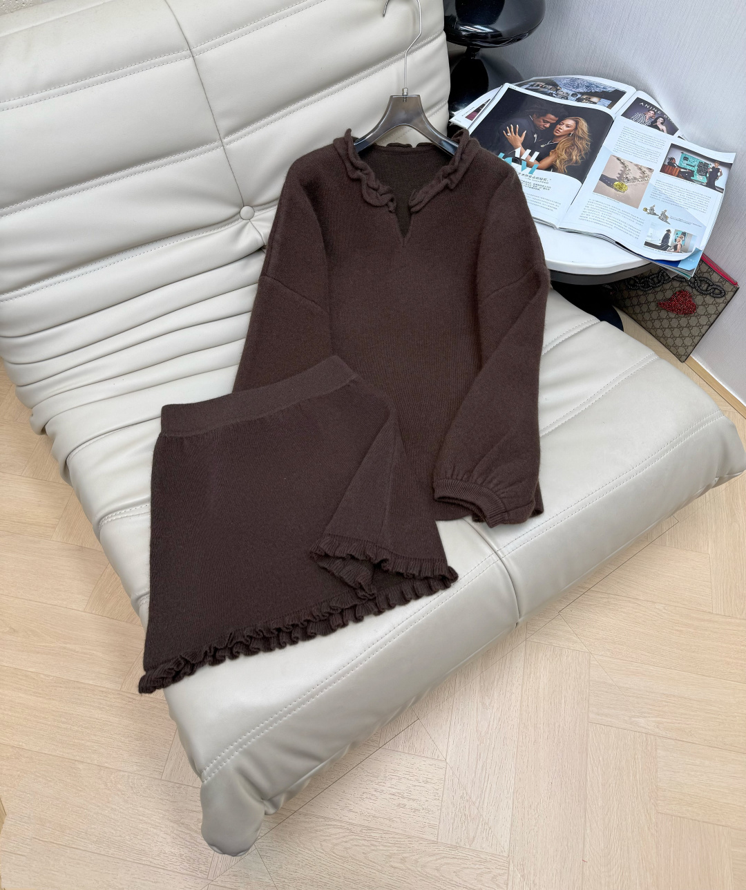 NO:621588,2025 winter latest Korean style fungus V-neck lantern sleeves wool top and lace high-waisted skirt two-piece set. French high-end style. Gentle and temperament style, slim and versatile. Loose version does not choose the figure. A beautiful upper body. A must-have for fairies. SML,,skirts,alexander wang198609092025冬季最新款韩系木耳边V领灯笼袖羊毛上衣花边高腰半身裙两件套 法式高级感穿搭 温柔气质款显瘦百搭 宽松版型不挑身材 一套上身绝美 仙女必备 SML,,skirts,alexander wang,Women's clothing