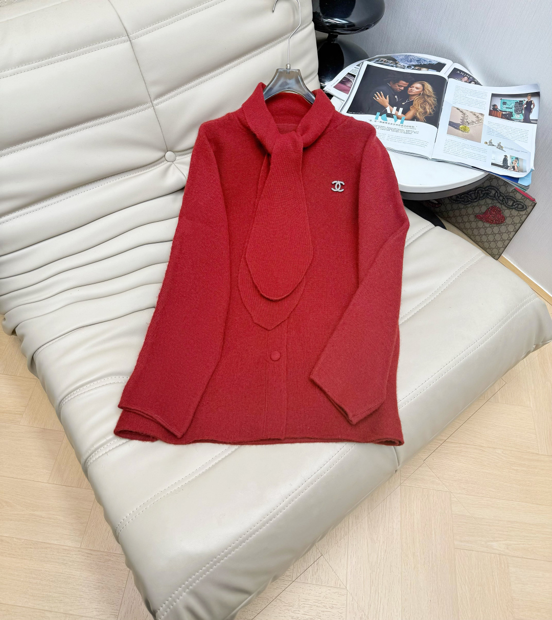 NO:621587,The latest winter style single-breasted sweater cardigan with a scarf. The loose version is not picky. Gentle and Korean style. Versatile style. Ready for sale. 3 colors. Size SML,,sweaters,alexander wang19860909冬季最新款配围脖单排扣毛衣开衫 宽松版型不挑人 温柔风韩系洋气穿搭 百搭款 现货首发 3色 码数SML,,sweaters,alexander wang,Women's clothing