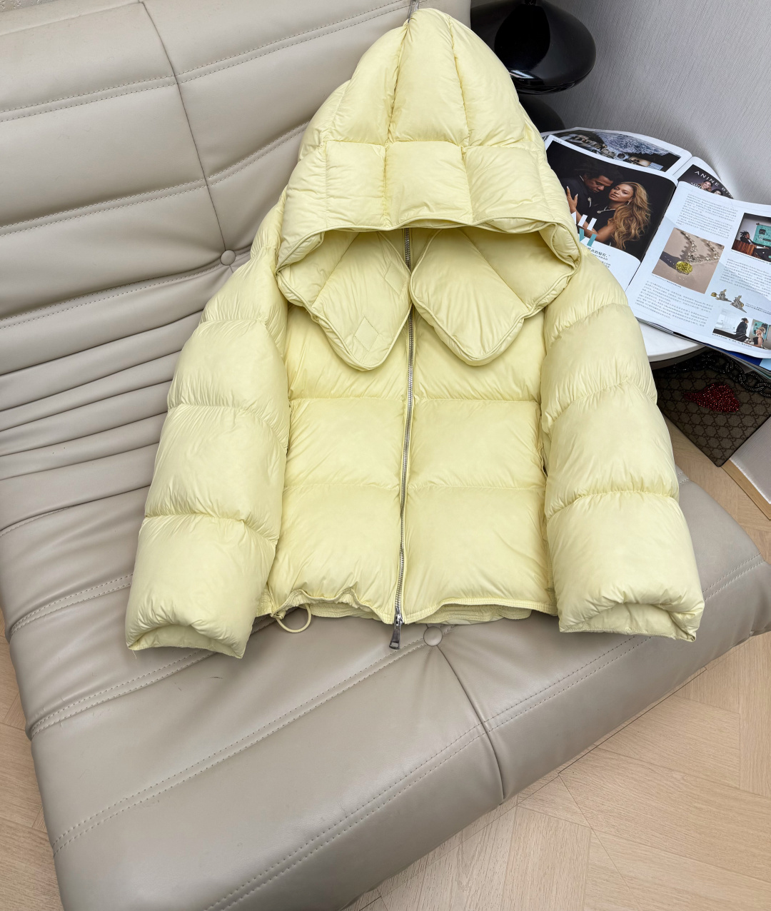 NO:622086,Comes with a new autumn and winter puff-feel down jacket with a dust bag. The liner is filled with 90% white duck down to increase the warmth. The matte fabric has a delicate texture and the hooded design is more windproof and comfortable with a zipper. The overall shape is just right and the length is not too picky. It has a warm and non-bloated aesthetic. Three colors SML,,down jacket,hats,alexander wang19860909配防尘袋上新秋冬云朵泡芙感羽绒服 内胆充90白鸭绒使之保暖度更升一级 哑光面料带着细腻质感连帽设计配上拉链更为防风舒适整体版型刚刚好的长度不挑人有一种不臃肿的保暖的美感 三色 SML,,down jacket,hats,alexander wang,Women's clothing