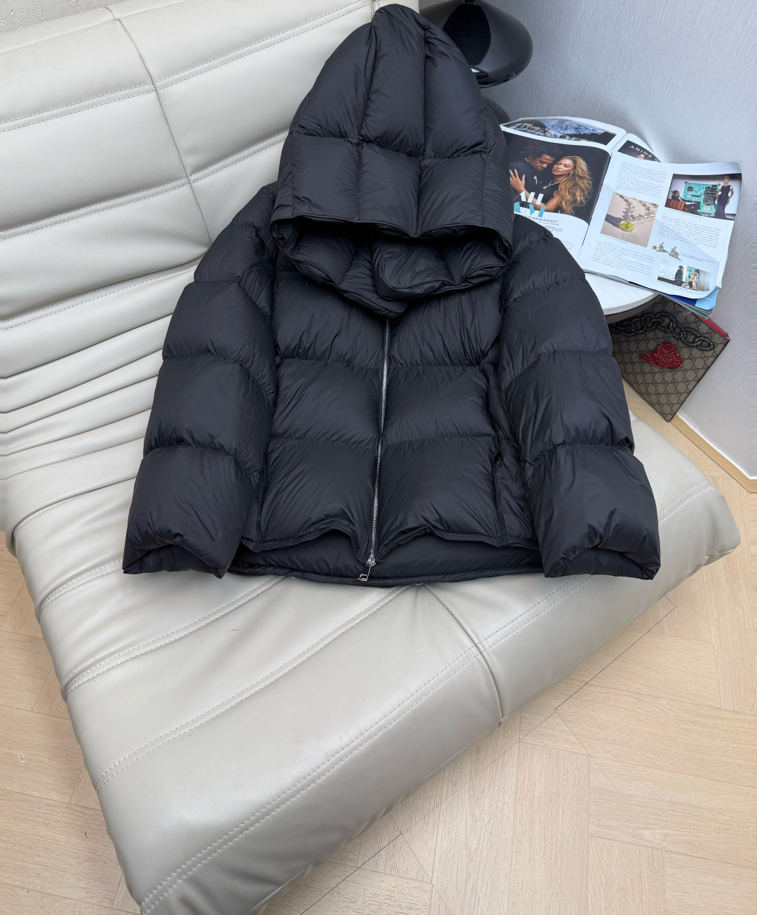 NO:622060,Comes with a new autumn and winter puff-feel down jacket with a dust bag. The liner is filled with 90% white duck down to increase the warmth. The matte fabric has a delicate texture and the hooded design is more windproof and comfortable with a zipper. The overall shape is just right and the length is not too picky. It has a warm and non-bloated aesthetic. Three colors SML,,down jacket,hats,alexander wang19860909配防尘袋上新秋冬云朵泡芙感羽绒服 内胆充90白鸭绒使之保暖度更升一级 哑光面料带着细腻质感连帽设计配上拉链更为防风舒适整体版型刚刚好的长度不挑人有一种不臃肿的保暖的美感 三色 SML,,down jacket,hats,alexander wang,Women's clothing