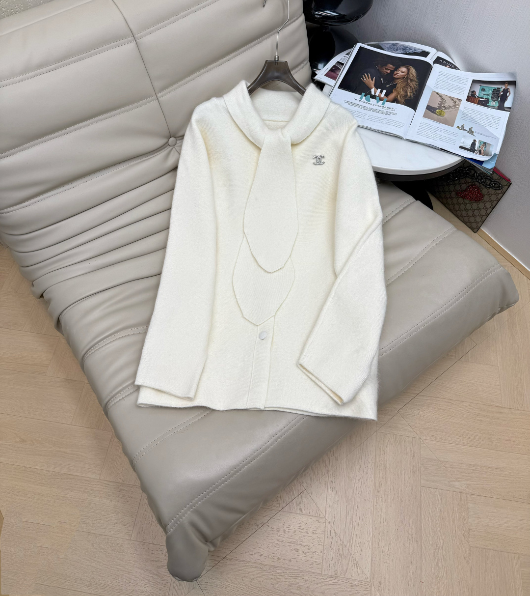 NO:623195,The latest winter style single-breasted sweater cardigan with scarf. The loose fit is not picky. Gentle and Korean style. Versatile style. Ready for sale. 3 colors. Size SML M,,sweaters,alexander wang19860909冬季最新款配围脖单排扣毛衣开衫 宽松版型不挑人 温柔风韩系洋气穿搭 百搭款 现货首发 3色 码数SML M,,sweaters,alexander wang,Women's clothing