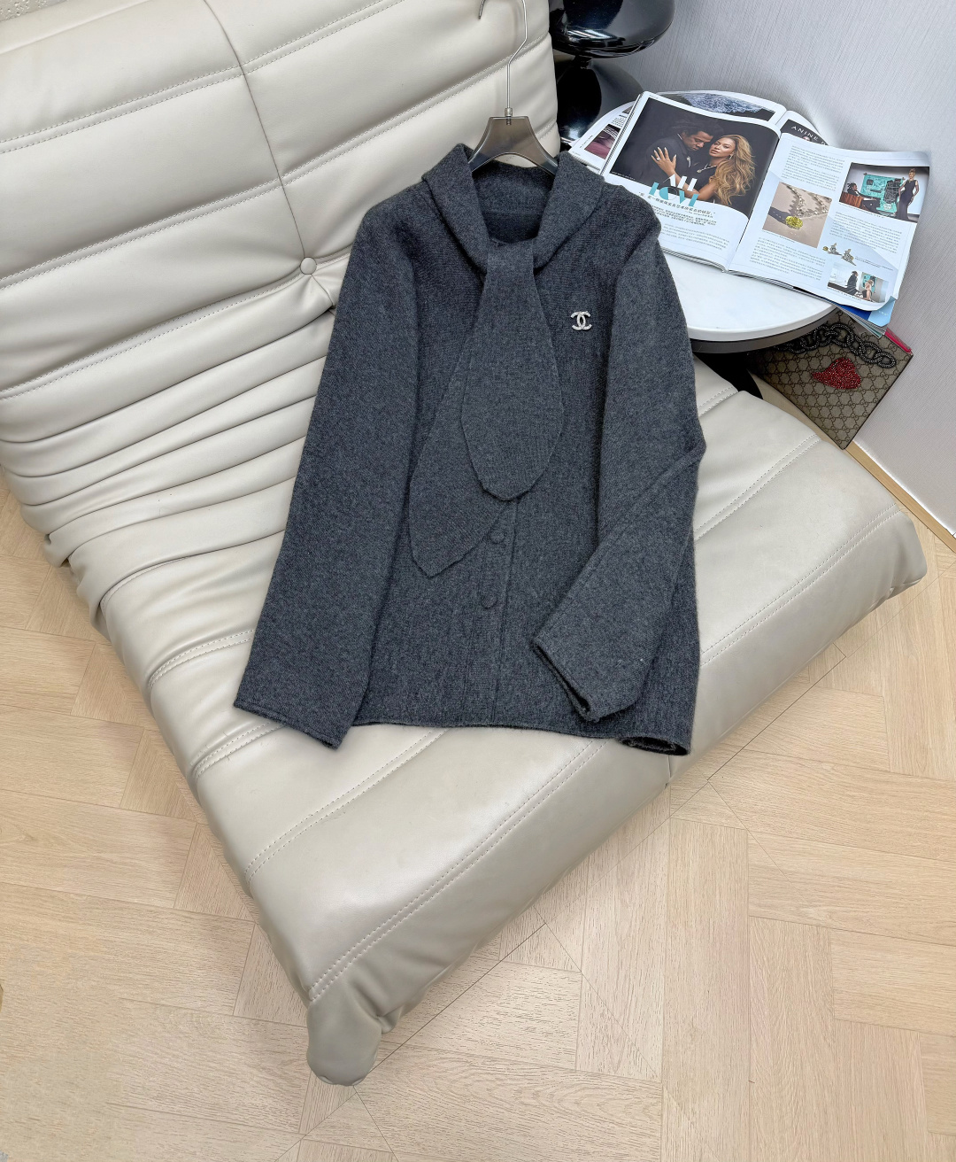 NO:623199,The latest winter style single-breasted sweater cardigan with a scarf. The loose version is not picky. Gentle and Korean style. Versatile style. Ready for sale. 3 colors. Size SML,,sweaters,alexander wang19860909冬季最新款配围脖单排扣毛衣开衫 宽松版型不挑人 温柔风韩系洋气穿搭 百搭款 现货首发 3色 码数SML,,sweaters,alexander wang,Women's clothing