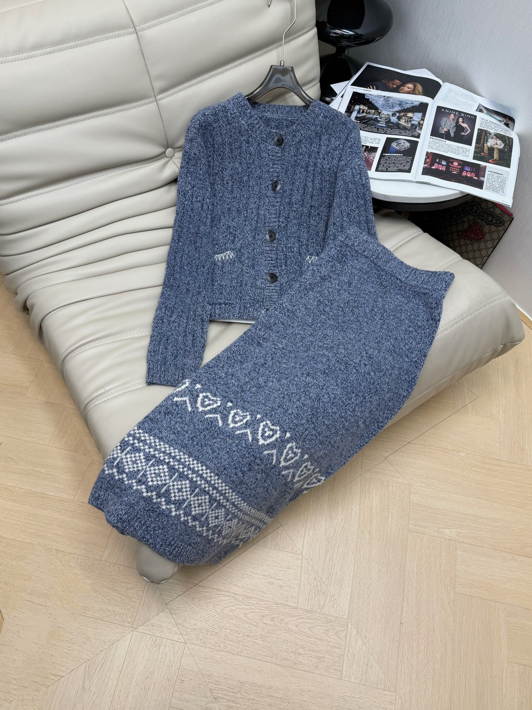 NO:623949,New round neck Fair Isle jacquard wool knitted top skirt Fair Isle pattern style design elements Retro and lazy Imported wool surface Soft and warm, the upper body effect is full of atmosphere Effortless dressing beauty Full of details 2 colors and three sizes.,,skirts,alexander wang19860909新款 圆领费尔岛提花羊毛针织上衣半裙费尔岛图案风格设计元素 复古又慵懒 进口羊毛面 柔软保暖,上身效果氛围感拉满 不费吹灰之力的穿搭美感 细节满满 2色三码.,,skirts,alexander wang,Women's clothing