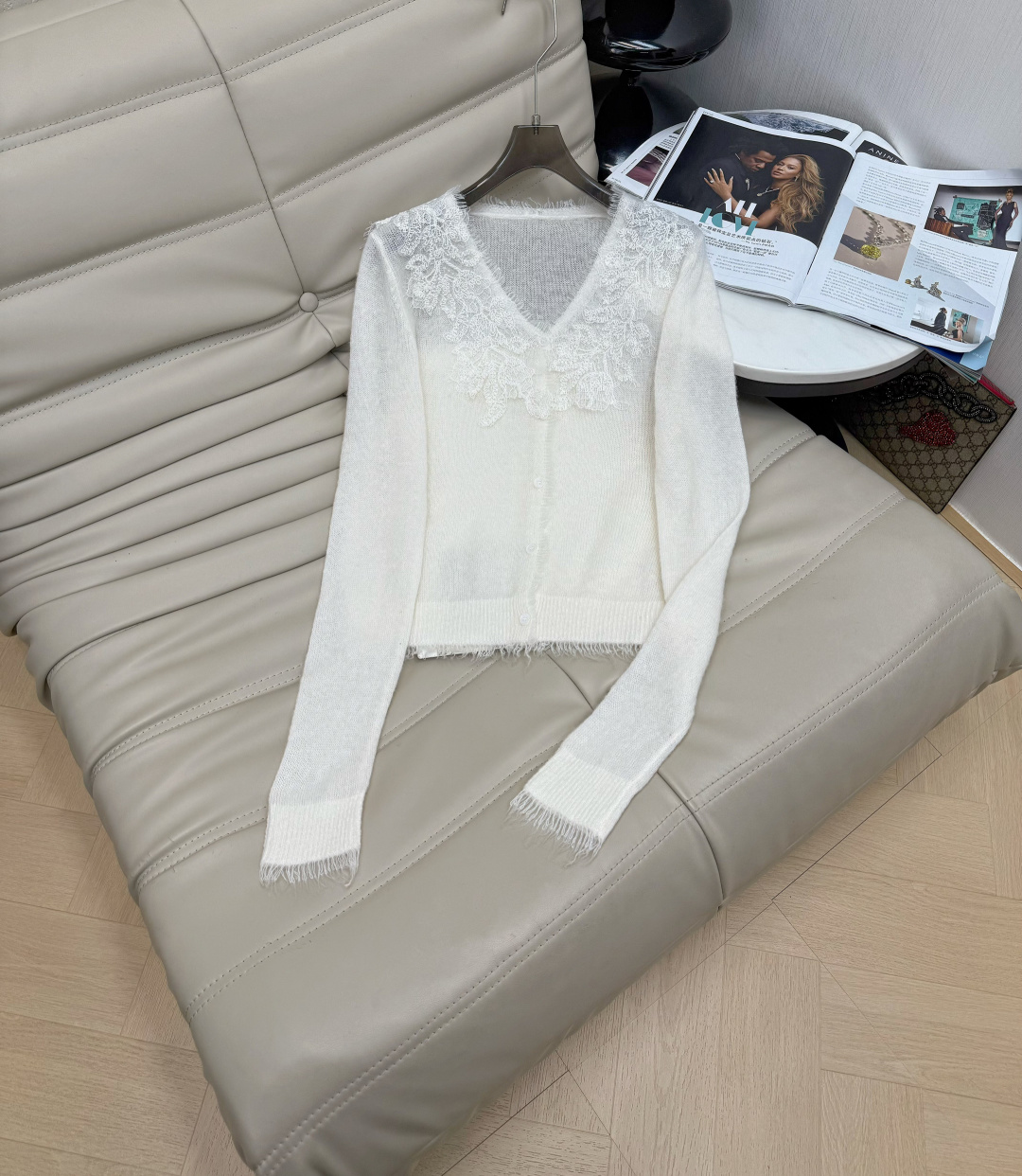NO:623953,The latest lace splicing fringe wool cashmere knitted cardigan top. Gentle temperament and fragrance. Loose and lazy lace niche design. Soft texture and breathable. Versatile style. 4 colors. Size SML MB,,alexander wang19860909最新款蕾丝拼接毛须边羊毛羊绒针织开衫小上衣 温柔气质小香风 宽松慵懒蕾丝小众设计 质感柔软透气 百搭款 4色 码数SML MB,,alexander wang,Women's clothing