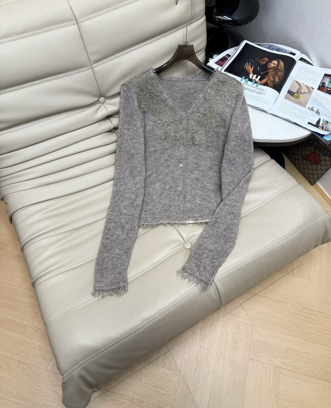 NO:623957,The latest lace splicing wool and cashmere knitted cardigan top, gentle temperament and fragrance, loose and lazy lace niche design, soft and breathable texture, versatile style, 4 colors, code size SML M,,alexander wang19860909最新款蕾丝拼接毛须边羊毛羊绒针织开衫小上衣 温柔气质小香风 宽松慵懒蕾丝小众设计 质感柔软透气 百搭款 4色 码数SML M,,alexander wang,Women's clothing