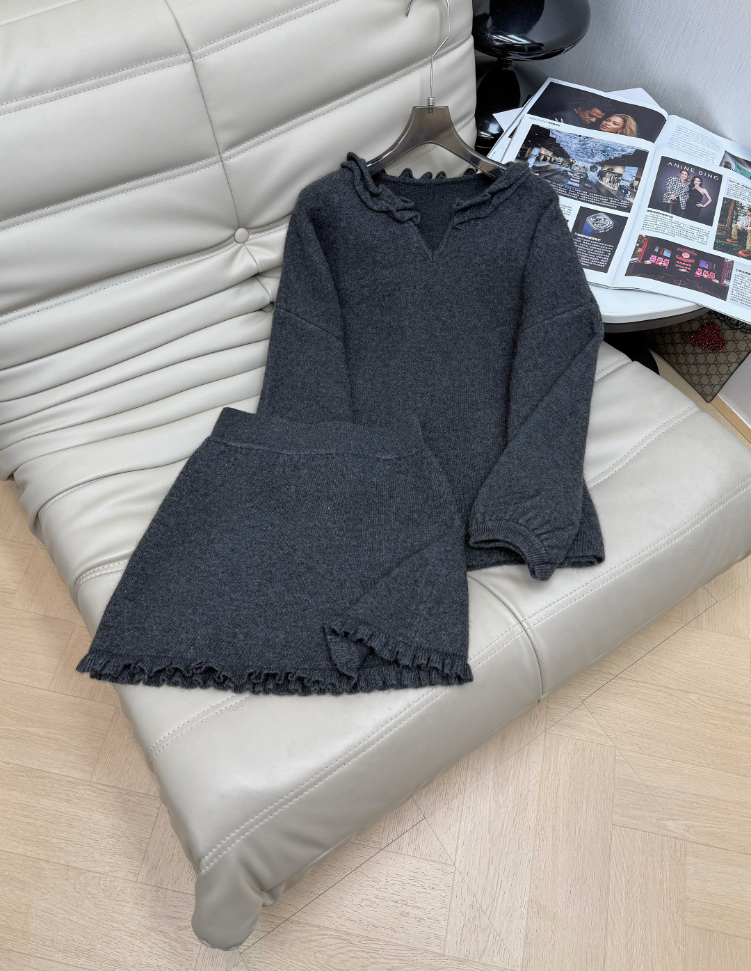 NO:624790,2025 winter latest Korean style fungus V-neck lantern sleeves wool top lace high-waisted skirt two-piece set French high-end style. Gentle temperament, slim and versatile. Loose version is not flattering. A beautiful upper body. A must-have for fairies. SML M,,skirts,alexander wang198609092025冬季最新款韩系木耳边V领灯笼袖羊毛上衣花边高腰半身裙两件套 法式高级感穿搭 温柔气质款显瘦百搭 宽松版型不挑身材 一套上身绝美 仙女必备 SML M,,skirts,alexander wang,Women's clothing