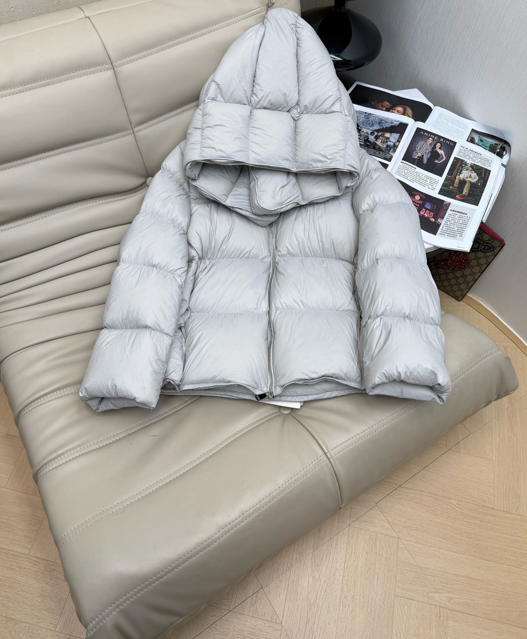 NO:624798,The new autumn and winter puff-like down jacket comes with a dust bag. The lining is filled with 90% white duck down to increase the warmth. The matte fabric has a delicate texture and the hooded design is more windproof and comfortable with a zipper. The overall shape is just right and the length is not too picky. It has a warm and non-bloated aesthetic. Three colors SML M,, down jacket, hats, alexander wang19860909配防尘袋上新秋冬云朵泡芙感羽绒服 内胆充90白鸭绒使之保暖度更升一级 哑光面料带着细腻质感连帽设计配上拉链更为防风舒适整体版型刚刚好的长度不挑人有一种不臃肿的保暖的美感 三色 SML M,,down jacket,hats,alexander wang,Women's clothing