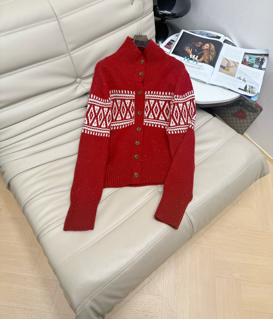 NO:625776,Autumn and winter hot styles are coming. Stand-up collar wool button cardigan. Diamond check pattern design. Simple and advanced. Made of 100% fine imitation wool fabric. Skin-friendly and delicate. Loose fit. Versatile. Available in two colors. Size SML,,alexander wang19860909秋冬爆款来袭 立领羊毛纽扣开衫 菱形格图案设计 简单高级 采用百分百精仿羊毛面料 亲肤细腻 宽松版型 百搭款 两色发售 码数SML,,alexander wang,Women's clothing